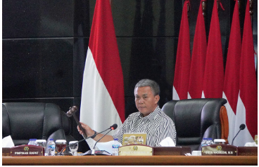 Badan Anggaran (Banggar) DPRD Provinsi DKI Jakarta bersama Tim Anggaran Pemerintah Daerah (TAPD) menyepakati nilai rancangan APBD tahun 2024 sebesar Rp81,7 Triliun. Besaran tersebut disepakati dalam rapat pendalaman dan penelitian akhir dokumen rancangan APBD hasil pembahasan lima komisi bersama Satuan dan Unit Kerja Perangkat Daerah (SKPD/UKPD) mitra pada 10 sampai 13 Oktober 2023 lalu. “Berdasarkan hasil Raperda APBD bersama eksekutif rancangan Raperda APBD tahun 2024 sebesar Rp81.716.573.026.059,” ujar Ketua Banggar Prasetyo Edi Marsudi di Gedung DPRD DKI, Senin (30/10). Besaran APBD 2024 terdiri dari rancangan proyeksi pendapatan daerah di sepanjang tahun 2024 sebesar Rp72,4 triliun. Dengan rincian, Pendapatan Asli Daerah (PAD) Rp52,3 triliun, Pendapatan Transfer Rp19,3 triliun, Lain-lain Pendapatan Daerah yang sah Rp722,2 miliar. Kemudian Penerimaan Pembiayaan sebesar Rp9,2 triliun yang terdiri dari Sisa Lebih Perhitungan Anggaran (SiLPA) tahun sebelumnya Rp3,8 triliun dan Penerimaan Pinjaman Daerah Rp5,4 triliun. Lalu rancangan belanja daerah sebesar Rp72,5 triliun dengan rincian, Belanja Operasi Rp58,8 triliun, Belanja Modal Rp11,4 triliun, Belanja Tidak Terduga (BTT) Rp1,1 triliun dan Belanja Transfer Rp318,3 miliar. Sedangkan pengeluaran pembiayaan sebesar Rp9,7 triliun yang terdiri dari Penyertaan Modal Daerah (PMD) Rp7,9 triliun, dan pembiayaan cicilan pokok hutang yang jatuh tempo Rp1,8 triliun. Di kesempatan yang sama, Kepala Badan Pengelola Keuangan Daerah (BPKD) DKI Jakarta Michael Rolandi Cesnanta Brata menjelaskan, Belanja Daerah sebesar Rp72,5 triliun merupakan kegiatan yang telah disepakati masing-masing Komisi di DPRD DKI Jakarta bersama Satuan, Unit Kerja Perangkat Daerah (SKPD-UKPD) dan BUMD mitra. “Komisi A sebesar Rp12,4 triliun, komisi B sebesar Rp9,5 triliun, komisi C sebesar Rp3,8 triliun, komisi D sebesar Rp14,6 triliun, dan komisi E sebesar Rp32 triliun,” ungkapnya. Komisi E DPRD DKI Jakarta sebagai penerima APBD tahun 2024 terbesar, akan fokus menjalankan program prioritas terkait pendidikan, kesehatan, serta pengentas kemiskinan melalui tiga SKPD. “Untuk Dinas Pendidikan DKI dialokasikan Rp17,4 triliun dengan catatan sejumlah catatan, diantaranya segera merealisasikan dan mendorong kajian mengenai sekolah unggulan untuk siswa tidak mampu di setiap wilayah, serta menyelesaikan ijazah yang ditahan pihak sekolah,” ucap Johnny Simanjuntak, Sekretaris Komisi E DPRD DKI Jakarta. Selanjutnya Jhonny menjelaskan anggaran terbesar kedua untuk Dinas Kesehatan DKI sebesar Rp10,5 triliun dengan catatan harus meningkatkan kecukupan mengenai keberadaan Ambulance Gawat Darurat (AGD) guna pelayanan masyarakat di setiap wilayah, serta menambah Penerima Bantuan luran (Bansos PBI) berkenaan dengan Jaminan Kesehatan oleh Badan Penyelenggaraan Jaminan Sosial (BPJS). “Lalu untuk Dinas Sosial anggarannya Rp1,5 triliun dengan catatan mengutamakan penerimaan KAJ (Kartu Anak Jakarta) yang menderita rawan gizi dan stunting. Serta mendorong untuk menaikkan anggaran bantuan makanan yang pantas bagi penerima bantuan,” tandas Jhonny.