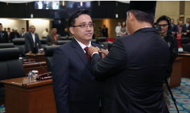 Dewan Perwakilan Rakyat Daerah (DPRD) Provinsi DKI Jakarta menggelar rapat paripurna pengucapan sumpah dan janji sebagai Pengganti Antar Waktu (PAW) Anggota DPRD Provinsi DKI Jakarta sisa masa jabatan Tahun 2019-2024 dari Fraksi Gerindra, Selasa (31/10). Anggota dari Fraksi Gerindra yang resmi dilantik yaitu Setyoko menggantikan Abdul Ghoni. Pergantian tersebut berdasarkan Keputusan Menteri Dalam Negeri Republik Indonesia Nomor 100.2.1.4-4185 Tahun 2023. Ketua DPRD Provinsi DKI Jakarta Prasetyo Edi Marsudi mengingatkan agar Setyoko saat menjalankan tugas dan fungsinya sebagai anggota DPRD DKI Jakarta harus mengikuti ketentuan peraturan perundang-undangan yang berlaku dan memperjuangkan kepentingan masyarakat Jakarta. “Dalam kesempatan ini kami mengingatkan di dalam menjalankan tugasnya nanti diharapkan tetap berpegang teguh kepada Peraturan Perundang-undangan karena memiliki tanggungjawab besar untuk mewakili suara rakyat dan bekerja demi kepentingan masyarakat,” ujarnya di gedung DPRD DKI Jakarta. Usai pelantikan, Setyoko menyatakan siap melanjutkan tugas-tugas kedewanan yang diberikan padanya termasuk memperjuangkan aspirasi dan kebutuhan masyarakat. Salah satunya meningkatkan anggaran operasional ditingkat Rukun Tetangga (RT) dan Rukun Warga (RW). “Saya akan bantu untuk memperjuangkan yang berkaitan dengan kebutuhan masyarakat langsung. Contohnya kenaikan operasional RT dan RW. Operasionalnya perlu ditingkatkan karena mereka garda terdepan juga,” katanya. Selain itu, ia juga ingin memperjuangkan kebutuhan anak yatim di Jakarta, sehingga bisa mengenyam pendidikan dan hidup layak. “Kita sudah berhasil memberikan tunjangan Lansia, Dasawisma juga, satu lagi adalah tunjangan anak yatim karena banyak anak yatim yang belum dapat tunjangan,” tandasnya.