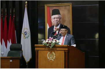 Dewan Perwakilan Rakyat Daerah (DPRD) Provinsi DKI Jakarta resmi mengesahkan 29 Rancangan Peraturan Daerah (Raperda) untuk menjadi Program Pembentukan Peraturan Daerah (Propemperda) tahun 2024 dalam rapat paripurna, Selasa (31/10). Ketua Badan Pembentukan Peraturan Daerah (Bapemperda) DPRD DKI Jakarta Pantas Nainggolan mengimbau, Eksekutif pengusul Raperda segera mempersiapkan kajian berupa naskah akademik sebelum pergantian tahun, dengan harapan pembahasan dapat berjalan tepat waktu. “Raperda ini harus disertai naskah akademik yang berisikan landasan filosofis dan sosiologis. Itu akan membantu kita dalam melihat kemana arah dari peraturan tersebut, sehingga tahu apa yang mau dicapai ditengah-tengah masyarakat,” ujarnya di ruang rapat paripurna DPRD DKI Jakarta, Selasa, (31/10). Pantas mengungkapkan, salah satu Raperda yang menjadi prioritas dan akan dibahas pada awal tahun yakni Raperda tentang Pajak Daerah dan Retribusi Daerah. Sebab menurut Undang-Undang Nomor 1 Tahun 2022 tentang Hubungan Keuangan antara Pemerintah Pusat dan Pemerintahan Daerah, pajak dan retribusi harus diatur dalam suatu Perda. “Aturan yang lebih tinggi mengamanatkan pajak daerah dan retribusi itu akan jadi satu sumber. Jadi nanti semua jenis pajak diatur disitu termasuk juga retribusi,” ungkapnya. Ia berharap 29 Raperda bisa dibahas efektif sehingga menghasilkan payung hukum yang dapat mengakomodir kepentingan masyarakat Jakarta. “Badan Pembentukan Peraturan Daerah berharap seluruh Rancangan Peraturan Daerah yang telah diprogramkan dapat dibahas dengan sebaik-baiknya sehingga terbentuk Peraturan Daerah yang berkeadilan, memiliki kepastian hukum, mengedepankan kepentingan, serta dapat mengakomodir seluruh kepentingan masyarakat sehingga tidak ada hak-hak yang terabaikan,” tandasnya. Masing-masing dari 29 Propemperda tahun 2024, yakni Raperda Perubahan Anggaran Pendapatan dan Belanja Daerah Tahun Anggaran 2024, Raperda Anggaran Pendapatan dan Belanja Daerah Tahun Anggaran 2025, Raperda Pertanggungjawaban Pelaksanaan Anggaran Pendapatan dan Belanja Daerah Tahun 2023, Raperda Jaringan Utilitas, dan Raperda Pengelolaan Barang Milik Daerah. Lalu, Raperda Pengendalian Lalu Lintas Secara Elektronik (PL2SE), Raperda Rencana Induk Transportasi, Raperda Pengelolaan Air Limbah Domestik, Raperda Pencabutan Perda Nomor 11 Tahun 1992 tentang Penataan dan Pengelolaan Kepulauan Seribu Kotamadya Jakarta Utara, Raperda Kawasan Tanpa Rokok, Raperda Rencana Tata Ruang Wilayah Provinsi Daerah Khusus Ibukota Jakarta, Raperda Pajak Daerah dan Retribusi Daerah, Raperda Penyelenggaraan Sistem Pangan, dan Raperda Rencana Pembangunan Industri Provinsi DKI Jakarta 2023-2043. Kemudian, Raperda Rumah Susun, Raperda Penyelenggaraan dan Pengelolaan Pendidikan, Raperda Penyelenggaraan Bantuan Hukum, Raperda Perubahan Atas Perda Nomor 3 Tahun 1986 tentang Penyidik Pegawai Negeri Sipil di Provinsi DKI Jakarta, Raperda Perubahan Atas Perda Nomor 9 Tahun 2018 tentang Perseroan Terbatas Mass Rapid Transit Jakarta (Perseroan Daerah), Raperda Fasilitasi Pencegahan, Peredaran, Penanggulangan, dan Penyalahgunaan Narkotika dan Prekursor Narkotika, serta Raperda Perseroan Terbatas Jakarta Industrial Estate Pulogadung (Perseroan Daerah). Selanjutnya, Raperda Penyertaan Modal Daerah kepada PT JIEP, Raperda Pengelolaan Air Minum, Raperda Perubahan Bentuk Hukum Perseroan Terbatas Transjakarta Menjadi Perseroan Terbatas Transjakarta (Perseroan Daerah), Raperda Pemberian Insentif dan Kemudahan Investasi di Provinsi DKI Jakarta, Raperda Rencana Pembangunan Jangka Panjang Daerah Jakarta Tahun 2025 – 2045, Raperda Penguatan Ideologi Pancasila, Pemajuan Kebudayaan Betawi, serta Raperda Penyelenggaraan Pembangunan Keluarga.