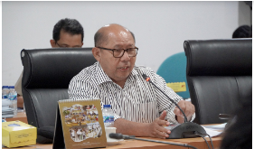 Ketua Badan Pembentukan Peraturan Daerah (Bapemperda) DPRD DKI Jakarta Pantas Nainggolan memastikan pihaknya telah medalami usulan Raperda tentang Pajak Daerah dan Retribusi Daerah, dengan menggelar rapat dengar pendapat umum (RDPU). Ia menjelaskan, Raperda itu diusulkan dengan semangat memangkas kebijakan yang selama ini tumpang tindih yang ada di dalam 17 Perda mengenai pajak dan retribusi yang dimiliki Pemerintah Provinsi (Pemprov) DKI Jakarta. “Raperda ini untuk menyederhanakan 17 Perda menjadi hanya satu Perda aja. Sehingga tidak tumpang tindih regulasi yang mengatur soal sumber pendapatan daerah dari sektor pajak,” ujarnya usai menggelar RDPU di gedung DPRD DKI Jakarta, Senin (6/11). Pantas menyampaikan, RDPU sebagai awalan dibahasnya Raperda tentang Pajak Daerah dan Retribusi Daerah yang digelar Bapemperda DPRD DKI Jakarta telah melibatkan banyak pihak. “Semua masukan akan didalami lebih jauh sesuai dengan apa yang menjadi kompetensi DPRD dalam konteks Raperda ini,” terangnya. Dalam kesempatan itu, Ketua DPC Himpunan Wiraswasta Nasional Minyak dan Gas Bumi (Hiswana Migas) DKI Jaya Syarief Hidayat meminta agar Rapera Pajak Daerah dan Retribusi Daerah tidak memberatkan pelaku usaha sektor Migas. “Kami seringkali mengalami keberatan pada saat harus membayar Pajak Bumi dan Bangunan (PBB), pajak reklame, dan pajak air tanah yang boleh dibilang hampir setiap tahun,” katanya. Syarief berharap agar Raperda ini dapat mengatur tarif khusus untuk sektor Migas yang mendapat penugasan dari pemerintah dan tidak sepenuhnya komersil. “Kami mohon dipertimbangkan apabila memungkinkan kami mendapatkan tarif khusus untuk PBB, pajak reklame, dan pajak air tanah dengan pertimbangan bahwa saat ini usaha distribusi BBM produk PT Pertamina dan LPG itu masih terkait dengan barang subsidi ke masyarakat,” ungkapnya. Di lokasi yang sama, Ketua Umum Perkumpulan Pengelola Parkir Indonesia Muhammad Fauzan juga meminta agar Raperda Pajak Daerah dan Retribusi Daerah mengatur tarif parkir sesuai Undang-undang Nomor 1 Tahun 2022 tentang Hubungan Keuangan Pemerintah Pusat dan Daerah yang mengamanatkan penurunan tarif parkir. “Mungkin dari Pemprov DKI ataupun DPRD DKI Jakarta perlu mereview kembali tarif parkir, karena yang selama ini berjalan 12 tahun tarif parkir belum pernah disesuaikan karena akan berdampak juga pada pendapatan daerah dengan turunnya presentasi pajak parkir,” ucapnya. Sementara itu, Ketua Program Studi (Kaprodi) Ilmu Administrasi Fiskal Universitas Indonesia (UI) Inayati berharap perumusan Raperda telah didasarkan pada pertimbangan keadilan sehingga tidak memberatkan rakyat, namun dapat mendongkrat Pendapatan Daerah. “Kami mempertimbangkan beberapa hal termasuk apakah pemungutan pajak ini selain tidak memberatkan masyarakat juga mampu meningkatkan potensi penerimaan daerah, karena nanti juga akan digunakan untuk public social spending,” tuturnya. Kepala Badan Pendapatan Daerah (Bappenda) Provinsi DKI Jakarta Lusiana Herawati menjelaskan, Raperda Pajak Daerah dan Retribusi Daerah merupakan inisiatif Pemprov DKI Jakarta untuk menindaklanjuti terbitnya UU Nomor 1 tahun 2022 tentang Hubungan Keuangan Pemerintah Pusat dan Daerah. Selain itu merujuk Peraturan Pemerintah (PP) nomor 35 tahun 2023 tentang Ketentuan Umum Pajak Daerah dan Retribusi Daerah. “Raperda ini akan menggantikan beberapa peraturan daerah mengenai pajak daerah dan retribusi daerah yang ada saat ini dan harus sudah mulai berlaku pada 1 Januari 2024. Konsekuensinya apabila Raperda ini belum ditetapkan maka kami Bapenda tidak bisa melakukan pemungutan pajak daerah dan itu akan sangat berdampak pada pendapatan DKI Jakarta dari sektor pajak,” tandasnya. Diketahui, setelah Raperda tentang Pajak Daerah dan Retribusi Daerah disahkan, setidaknya ada 17 Perda yang akan mengalami penyesuaian. Masing-masing yakni Perda Nomor 6 tahun 2010 tentang Ketentuan Umum Pajak Daerah, Perda nomor 8 tahun 2010 tentang Pajak Kendaraan Bermotor (PKB) dan Perda nomor 9 tahun 2010 tentang Bea Balik Nama Kendaraan Bermotor. Kemudian, Perda nomor 10 tahun 2010 tentang Pajak Bahan Bakar Kendaraan Bermotor (PBBKB), Perda nomor 11 tahun 2010 tentang Pajak Hotel, Perda nomor 13 tahun 2010 tentang Pajak sebagaimana telah diubah menjadi Perda nomor 3 tahun 2015 tentang perubahan atas Perda nomor 13 tahun 2010 tentang Pajak Hiburan, Perda nomor 15 tahun 2010 tentang Pajak Penerangan Jalan, Perda nomor 16 tahun 2010 tentang Pajak Parkir dan Perda nomor 17 tahun 2010 tentang Pajak Air Tanah. Selanjutnya, Perda nomor 18 tahun 2010 tentang Bea Perolehan Hak atas Tanah dan Bangunan (BPHTB), Perda nomor 11 tahun 2011 tentang Pajak Restoran, Perda nomor 12 tahun 2011 tentang Pajak Reklame, Perda nomor 16 tahun 2011 tentang Pajak Bumi dan Bangunan Pedesaan dan Perkotaan (PBB-PP), Perda nomor 3 tahun 2012 tentang Retribusi Daerah, Perda nomor 2 tahun 2014 tentang Pajak Rokok.