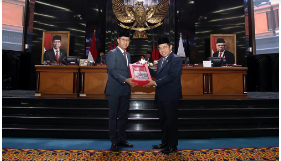 Dewan Perwakilan Rakyat Daerah (DPRD) Provinsi DKI Jakarta menggelar rapat paripurna penyampaian Pj Gubernur terhadap Raperda Pencabutan Peraturan Daerah nomor 11 tahun 1992 tentang Penataan dan Pengelolaan Kepulauan Seribu Kotamadya Jakarta Utara. Wakil Ketua DPRD DKI Jakarta Khoirudin menilai, pencabutan Perda tersebut sangat logis lantaran sudah tidak relevan. Terlebih saat ini gugus Pulau Seribu telah ditetapkan sebagai Kabupaten Administrasi dan bukan lagi bagian dari Wilayah Kota Administrasi Jakarta Utara. “Tentu kita berpikir pengembangan kedepan yang tujuan utamanya adalah pengembangan Pulau Seribu yang ditopang oleh payung undang-undang dan tujuannya untuk mensejahterahkan masyarakat,” ujarnya di Gedung DPRD DKI Jakarta, Selasa, (7/11). Khoirudin menjelaskan, sesuai Peraturan Pemerintah nomor 15 tahun 2011 tentang Rencana Induk Pengembangan Pariwisata Nasional Tahun 2010-2025, Kepulauan Seribu telah ditetapkan sebagai Kawasan Pengembangan Pariwisata Nasional dan Kawasan Staregis Pariwisata Nasional. Oleh karena itu, ia berharap dengan dicabutnya Perda nomor 1992 ini mampu menjadikan Kepulauan Seribu sebagai alternatif tempat wisata bagi warga DKI, serta mampu mengembangkan wilayahnya yang selama ini bertentangan dengan regulasi dan kebijakan di Perda tersebut. “Selama ini kita banyak membuat kemacetan ke arah puncak, nah kedepan kita bisa ke Pulau Seribu. Asal didukung oleh transportasi yang memadai. Saat ini kita mau wisata, hotelnya gak ada. Adanya rumah-rumah warga, kita ingin kedepan ada perbaikan dengan penguatan di Raperda baru,” ucap Khoirudin. Dalam kesempatan yang sama, Penjabat Gubernur Heru Budi Hartono menyampaikan urgensi pencabutan Perda nomor 11 tahun 1992. Menurutnya berdasarkan fakta secara kewilayahan, Kepulauan Seribu telah ditetapkan sebagai Kabupaten Administrasi karena sudah memiliki dua wilayah Kecamatan. “Perda Kepulauan Seribu 1992, masih wilayahnya Jakarta Utara, sekarang kan sudah Kabupaten Kota,” tandasnya. Selanjutnya sembilan Fraksi di DPRD DKI Jakarta akan menyampaikan pandangan umum terkait Raperda tentang Pencabutan Peraturan Daerah nomor 11 tahun 1992 tentang Penataan dan Pengelolaan Kepulauan Seribu Kotamadya Jakarta Utara, Selasa (14/11) pekan depan.