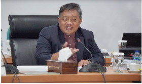 Badan Pembentukan Peraturan Daerah (Bapemperda) DPRD Provinsi DKI Jakarta mengusulkan pemberian apresiasi bagi wajib pajak yang patuh dan sanksi bagi pelanggar diatur dalam Raperda tentang Pajak Daerah dan Retribusi Daerah. Wakil Ketua Bapemperda DPRD DKI Jakarta Abdurrahman Suhaimi mengatakan, usulan tersebut perlu dipertimbangkan mengingat munculnya Pasal 3 Ayat 7 dalam Raperda yang menyebutkan, apabila Wajib Pajak tidak melaporkan SPTPD akan dikenakan denda administratif sebesar Rp500 ribu. “Nanti kita akan minta masukan juga dari masyarakat pelaku usaha apakah ini tidak memberatkan? atau justru akan membuat lebih disiplin, ini perlu dimintai tanggapan dan kajian,” ujarnya dalam rapat pembahasan pasal per pasal di gedung DPRD DKI Jakarta, Rabu (8/11). Suhaimi menyebut perlunya pendalaman dan kepastian hukum dalam pasal tersebut, untuk mengantisipasi adanya persepsi makna ganda. Dimana dengan tujuan membangun kedisiplinan wajib pajak, tetapi juga bisa memberatkan pelaku usaha. Apalagi perekonomian baru saja ingin bangkit setelah diterpa Covid-19 beberapa waktu lalu. “Kalau denda itu membuat disiplin pelaporan SPTPD bagus. Tapi kalau memberatkan, ya kita liat kondisinya dahulu,” ucapnya. Di kesempatan yang sama, Kepala Badan Pendapatan Daerah (Bapenda) Provinsi DKI Jakarta Lusiana Herawati menjelaskan, kewajiban melaporkan SPTPD itu mutlak harus dilakukan sesuai Undang-undang nomor 1 tahun 2022 tentang Hubungan Keuangan Antara Pemerintah Pusat dan Pemerintahan Daerah. “Jadi bukan hanya sekedar setor (bayar) pajak. Tapi juga melaporkan. Sebab UU mengatur pemberian sanksi dengan besaran ditentukan oleh Kepala Daerah. Nah besaran Rp500 ribu ini usulan eksekutif,” ucapnya. Ia menuturkan, besaran denda tersebut menyasar jenis-jenis pajak tertentu, seperti pajak hotel, pajak restoran, pajak tempat hiburan dan pajak perparkiran di Jakarta “Lebih ke arah pajak yang self assesment, sih. Seperti pajak hotel, parkir, restoran dan tetap harus dituliskan angkanya (denda) dalam Perdanya, karena itu perintah dari UU nya harus ada angkanya,” tandasnya.
