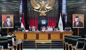 Dewan Perwakilan Rakyat Daerah (DPRD) Provinsi DKI Jakarta mengesahkan Raperda tentang APBD Tahun Anggaran 2024 menjadi Perda dengan nilai Rp81.716.573.026.059 dalam rapat paripurna, Selasa (14/11). Pengesahan ditandai dengan persetujuan yang disampaikan langsung seluruh forum yang hadir dalam paripurna. Ketua DPRD DKI Jakarta Prasetyo Edi Marsudi mengatakan, dengan disetujuinya Raperda APBD menjadi Perda, maka peraturan tersebut akan diserahkan kepada Penjabat Gubernur untuk segera ditindaklanjuti sesuai peraturan perundang-undangan yang berlaku. “Dengan harapan Penjabat Gubernur memperhatikan saran dan harapan yang disampaikan oleh DPRD,” ujarnya di gedung DPRD DKI Jakarta. Dalam kesempatan yang sama, anggota Badan Anggaran (Banggar) DPRD DKI Jakarta Abdul Aziz menjelaskan, besaran APBD Rp81,71 triliun akan berasal dari Pendapatan Daerah yang ditargetkan Rp72,4 triliun serta penerimaan pembiayaan sebesar Rp9,2 triliun. “Pembiayaan daerah sebesar Rp9,2 triliun, terdiri dari Sisa Lebih Perhitungan Anggaran (SiLPA) Tahun sebelumnya Rp3,85 triliun dan Penerimaan Pinjaman Daerah Rp5,41 triliun. Sedangkan postur anggaran Pengeluaran Pembiayaan sebesar Rp9,1 triliun terdiri dari Penyertaan Modal Daerah (PMD) Rp7,25 triliun dan pembayaran cicilan pokok utang yang jatuh tempo Rp1,86 triliun,” terangnya. Sementara, Penjabat Gubernur DKI Jakarta Heru Budi Hartono berterima kasih dan mengapresiasi Pimpinan dan para anggota DPRD atas kecermatan, ketelitian, dan kesungguhan dalam mencermati serta menelaah seluruh substansi materi Raperda APBD Tahun 2024. Ia menyatakan siap berkolaborasi dengan DPRD untuk menjalankan program-program yang bermanfaat untuk masyarakat DKI. “Dengan persetujuan Dewan atas Anggaran Pendapatan dan Belanja Daerah Tahun Anggaran 2024, Eksekutif berharap bahwa sinergi diantara kita terus meningkat, serta memfokuskan dan mengoptimalkan berbagai program kerja strategis yang bermanfaat untuk kepentingan masyarakat,” tandasnya.