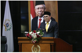 Sembilan fraksi di Dewan Perwakilan Rakyat Daerah (DPRD) Provinsi DKI Jakarta menyampaikan pandangannya terhadap usulan Rancangan Peraturan Daerah (Raperda) Pencabutan Perda nomor 11 tahun 1992 tentang Penataan dan Pengelolaan Kepulauan Seribu Kota Madya Jakarta Utara dalam rapat paripurna, Selasa (14/11). Fraksi PDI Perjuangan DPRD DKI Jakarta dalam pandangannya mengingatkan Pemerintah Provinsi untuk terus menjaga ekologi kelautan dan menguatkan kemampuan para nelayan dengan pembekalan ilmu pengetahuan dan teknologi dengan harapan dapat memenuhi pangan lokal pada Perda terbaru nantinya. “Dengan begitu kebutuhan dasar akan protein hewani di DKI Jakarta khususnya dari perikanan dan kelautan akan bisa terpenuhi. Disamping itu sudah bisa dipastikan akan mampu meningkatkan kesejahteraan masyarakat di wilayah pesisir dan pulau-pulau kecil di DKI Jakarta,” ujar Gani Suwondo Lie, anggota Fraksi PDI Perjuangan DPRD DKI Jakarta. Fraksi Partai Gerindra DPRD DKI Jakarta dalam pandangannya meminta Pemprov DKI Jakarta mengatur secara spesifik mengenai perlindungan aset berupa tanah milik Pemprov DKI Jakarta yang berada di Kepulauan Seribu dalam Perda Pulau Seribu nantinya. “Pemprov DKI Jakarta harus melindungi warga Kepulauan yang telah menetap resmi sejak lama, sehingga Fraksi kami tidak ingin lagi mendengar kembali sengketa lahan milik warga seperti halnya kejadian di salah satu Pulau yang tanahnya tiba-tiba berpindah kepemilikan,” kata Esti Arimi Putri, Wakil Sekretaris I Fraksi Partai Gerindra DPRD DKI Jakarta. Fraksi PKS DPRD DKI Jakarta atas pandangannya meminta selama masa transisi terbitnya Perda baru untuk mengelola Pulau Seribu, Pemprov DKI Jakarta tidak mengurangi perhatian besar terhadap upaya pembangunan dan pengembangan Pulau Seribu. Maka diharapkan ada Perda pengganti secepatnya. “Pemerintah Provinsi DKI Jakarta diharapkan bisa segera mengeluarkan peraturan tentang Zonasi Wilayah Pesisir dan Pulau-Pulau Kecil di Jakarta dan peraturan tentang Rencana Tata Ruang Kawasan Strategis Pesisir Utara Jakarta. Peraturan tersebut sangat penting untuk menjadi salah satu landasan regulasi bagi pengembangan Kepulauan Seribu,” ucap Nasrullah, Penasehat Fraksi PKS DPRD DKI Jakarta. Fraksi Partai Demokrat DPRD DKI Jakarta pada pandanganya meminta Pemprov DKI Jakarta mengikuti Peraturan Pemerintah Nomor 21 Tahun 2021 Tentang Penyelenggaraan Penataan Ruang agar penataan Kepulauan Seribu dapat berlangsung selaras dengan kebijakan Pemerintah Pusat. “Fraksi Demokrat berharap agar pencabutan Perda tersebut dapat mempercepat pembangunan destinasi pariwisata di Kepulauan Seribu, sehingga dapat menjadi alternatif tempat wisata Nasional, serta mampu mengembangkan wilayah Kepulauan Seribu secara optimal,” ujar Desie Christhyana Sari, Ketua Fraksi Demokrat DPRD DKI Jakarta. Fraksi PAN DPRD Provinsi DKI Jakarta dalam pandangannya meminta Pemprov DKI Jakarta segera mengatasi permasalahan Kepulauan Seribu yang telah mengalami kerusakan ekosistem lingkungan serta degradasi lahan yang diakibatkan oleh beberapa hal, diantaranya pencemaran dari daratan, pembuangan minyak, tumpahan minyak oleh kapal- kapal, penambangan karang laut, serta penangkapan ikan menggunakan bahan peledak. “Hal- hal itulah yang menjadi penyebab kerusakan ekosistem di Kepulauan Seribu. Maka Fraksi PAN meminta kepada Pemerintah DKI Jakarta untuk segera mengatasi permasalahan diatas,” ujar Lukmanul Hakim, anggota Fraksi PAN DPRD DKI Jakarta. Fraksi Partai PSI DPRD DKI Jakarta dalam pandanganya meminta Pemprov DKI Jakarta mengutamakan keluhan masyarakat Pulau Seribu terkait keterbatasan lahan untuk kegiatan sosial bahkan Tempat Pemakaman Umum (TPU). “Melalui pencabutan ini, Fraksi PSI ingin memastikan bahwa segala bentuk aspirasi masyarakat tentang pemanfaatan lahan di Kepulauan Seribu dapat lebih dioptimalkan terutama untuk pembangunan berbagai infrastruktur sosial dan ekonomi masyarakat Kepulauan Seribu melalui Peraturan Perundang-undangan yang ada,” ujar Justin Adrian, anggota Fraksi PSI DPRD DKI Jakarta. Fraksi Partai NasDem DPRD DKI Jakarta pada pandangannya meminta Pemprov DKI Jakarta agar peraturan pengganti Perda nomor 11 dapat mewujudkan kepastian hukum yang dapat berdampak positif pada aspek kehidupan masyarakat di Kepulauan Seribu. “Fraksi NasDem tetap akan terus mengawasi dan mendorong kebijakan kebijakan yang dikeluarkan oleh eksekutif agar dapat dirasakan secara merata oleh masyarakat DKI Jakarta tanpa adanya ketimpangan antara daerah yang satu dengan daerah yang lainnya,” ungkap Muhammad Idris, Wakil Bendahara Fraksi Partai Nasdem DPRD Provinsi DKI Jakarta. Fraksi Partai Golkar DPRD DKI Jakarta pada pandangannya meminta Pemprov DKI Jakarta untuk melibatkan masyarakat terhadap penataan ruang di Kepulauan Seribu. “Padahal masyarakat memiliki peran yang besar dalam membantu Pemerintah mengontrol pemanfaatan ruang. Melibatkan masyarakat setempat dalam proses perencanaan dan pengambilan keputusan adalah untuk memastikan partisipasi aktif dan mendapatkan masukan dari mereka,” ujar Dimaz Raditya, Bendahara Fraksi Partai Golkar DPRD DKI Jakarta. Terakhir, Fraksi PKB-PPP DPRD DKI dalam pandangannya meminta Pemprov DKI Jakarta menata kembali sistem pengelolaan Kawasan pariwisata Kepulauan Seribu sesuai dengan kewenangan yang diamanatkan dalam Undang-Undang Nomor 23 Tahun 2014 tentang Pemerintahan Daerah yang mengatur Kewenangan Daerah Provinsi untuk mengelola sumber daya alam di laut sejauh 12 mil dari garis pantai dan mendukung optimalisasi potensi pengembangan kawasan di wilayah laut dan pulau-pulau kecil. “Dalam pengelolaan pulau-pulau kecil yang berada di wilayah Kepulauan Seribu, beberapa wilayah telah dimanfaatkan sebagai kawasan pariwisata, baik yang dikelola untuk kepentingan publik maupun untuk penggunaan privat. Namun, sebagian besar lahan tersebut belum dikelola secara optimal dan terhambat oleh regulasi yang masih mengacu pada Perda Nomor 11 Tahun 1992,” tandas Matnoor Tindoan, Penasehat Fraksi PKB-PPP DPRD DKI Jakarta.