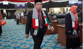 Dewan Perwakilan Rakyat Daerah (DPRD) Provinsi DKI Jakarta resmi mengesahkan APBD tahun 2024 sebesar Rp81,71 triliun dalam rapat paripurna kemarin, Selasa (14/11). Setidaknya dari besaran total APBD tahun 2024 itu, Pemerintah Provinsi (Pemprov) DKI Jakarta mengusung enam program prioritas yang bersentuhan langsung dengan masyarakat. Masing-masing penanggulangan banjir, penangan kemacetan, akselerasi pertumbuhan ekonomi, percepatan penurunan stunting, penanggulangan kemiskinan dan penguatan nilai demokrasi. Wakil Ketua DPRD Provinsi DKI Jakarta Khoirudin menyatakan dukungannya terhadap enam prorgam prioritas tersebut. Ia juga optimistis program prioritas tersebut dapat berjalan optimal tahun depan. “Iya kami siap mendukung enam program priorits dengan menyetujui anggaran yang diusulkan Pemrov DKI,” ujarnya usai pengesahan Perda APBD Tahun 2024, di gedung DPRD DKI Jakarta, Selasa (14/11). Khoirudin menyatakan siap untuk melakukan pengawasan pasa seluruh program prioritas, terutama untuk penanganan kemacetan yang sebagai kegiatan dengan anggaran cukup besar yakni Rp6,9 triliun atau 10% dari total anggaran belanja daerah tahun 2024 sebesar Rp72,6 triliun. “Kita monitor penggunaan anggaran dan pelaksanaan kegiatan yang diajukan Pemprov untuk penanganan macet, agar anggaran ini betul-betul tepat sasaran dan macet dapat berkurang,” ucapnya. Hal senada juga diungkap Wakil Ketua DPRD DKI Jakarta Rany Mauliani. Ia menyatakan siap bersama Pemprov DKI untuk terus berupaya mengatasi kemacetan, salah satunya dengan meningkatkan kenyamanan dan memperluas jangakauan layanan untuk mempermudah masyarakat menikmati transportasi umum. “Masyarakat masih banyak yang menggunakan mobil pribadi karena belum semua publik transportasi mengakses tempat-tempat yang bisa dijangkau oleh para masyarakat yang bekerja di Jakarta,” tandasnya.