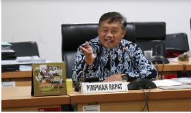 Badan Pembentukan Peraturan Daerah (Bapemperda) DPRD Provinsi DKI Jakarta menggelar rapat dengar pendapat untuk menerima usulan dari Komisi A terkait revisi Peraturan Daerah (Perda) Nomor 5 Tahun 2010 tentang Lembaga Musyawarah Kelurahan (LMK). Wakil Ketua Bapemperda DPRD DKI Jakarta Abdurrahman Suhaimi mengatakan, selain mendengarkan masukan dan saran ahli, akademisi, dan organisasi masyarakat, kali ini Bapemperda juga menggandeng Komisi A DPRD DKI Jakarta. “Saya tegaskan bahwa masukannya tidak berhenti pada rapat ini saja, masih ada waktu untuk memberi masukan-masukan sampai pada rapat berikutnya. Usulan ini juga akan kita sampaikan pada saat pembahasan pasal per pasal,” ujarnya di gedung DPRD DKI Jakarta, Rabu (15/11). Pada kesempatan itu, Anggota Komisi A DPRD DKI Achmad Yani mengusulkan agar revisi Perda tentang LMK mengatur tugas dan fungsi secara detail. Hal tersebut penting dipertimbangkan dengan harapan memperkuat peran LMK, sehingga manfaatnya dapat dirasakan oleh masyarakat. “Peran LMK ini harus betul-betul dipertajam. Sehingga bisa dirasakan keberadaannya oleh warga kita,” katanya. Anggota Komisi A DPRD Israyani berharap dengan adanya tugas dan fungsi yang diatur jelas dalam Perda, maka lembaga ini berhak tercantum dalam Rancangan Undang-undang Daerah Khusus Jakarta (DKJ). “Ini perlu ada arah tata kelola Pemerintahan dalam RUU DKJ, posisi LMK ini harus dipersiapkan juga,” ucapnya. Sementara, Camat Makasar Kamal Alatas mengusulkan adanya penambahan syarat untuk menjadi calon anggota LMK dalam Revisi Perda tersebut. Salah satunya yakni calon anggota wajib berdomisili di Rukun Warga (RW) setempat dengan bukti Kartu Tanda Penduduk (KTP). Selain itu, ia juga mengusulkan agar ada aturan terkait sanksi tegas apabila ada anggota LMK yang sedang terlibat proses hukum. “Selain itu harus ada pengaturan terkait dengan pelanggaran yang berdampak pada proses hukum atau yang terancam hukuman pidana, ini juga perlu diatur,” tandasnya. Berdasarkan Revisi Perda Nomor 5 Tahun 2010 tentang Lembaga Musyawarah Kelurahan, terdapat beberapa poin perubahan yakni, adanya larangan menjadi anggota partai politik dan tidak boleh merangkap jabatan pada lembaga kemasyarakatan lainnya. Lalu, waktu pengumuman persyaratan dan waktu pendaftaran menjadi anggota LMK oleh panitia pemilihan bakal calon (PPBC) diumumkan minimal tiga bulan sebelum habis masa bakti anggota LMK sebelumnya. Selanjutnya, masa bakti anggota LMK yang yang sebelumnya tiga tahun kini menjadi lima tahun, serta kedudukan Sekretariat LMK menyesuaikan dengan kondisi kantor Lurah.