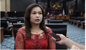 Dewan Perwakilan Rakyat Daerah (DPRD) Provinsi DKI Jakarta menggelar rapat paripurna pengucapan sumpah dan janji sebagai Pengganti Antar Waktu (PAW) Anggota DPRD Provinsi DKI Jakarta sisa masa jabatan Tahun 2019-2024 dari Fraksi Partai Solidaritas Indonesia (PSI), Senin (20/11). Anggota dari Fraksi PSI yang resmi dilantik yaitu Shinta Yosefina menggantikan Anthony Winza Probowo berdasarkan Keputusan Menteri Dalam Negeri Republik Indonesia Nomor 100.2.1.4-6080 tahun 2023. “Berdasarkan surat keputusan tersebut, maka meresmikan pemberhentian Saudara Anthony Winza Probowo sebagai anggota DPRD Provinsi DKI Jakarta dan meresmikan pengangkatan saudari Shinta Yosefina sebagai anggota DPRD Provinsi DKI Jakarta pengganti antar waktu dari Fraksi Partai Solidaritas Indonesia,” ujar Khoirudin, Wakil Ketua DPRD DKI Jakarta. Usai pelantikan, Shinta menyatakan siap melanjutkan tugas-tugas kedewanan yang diberikan padanya termasuk memperjuangkan aspirasi dan kebutuhan masyarakat terutama pemerataan air bersih di wilayah Cilincing, Jakarta Utara. “Yang pertama dan paling banyak dikeluhkan masyarakat Jakarta Utara, di Cilincing itu soal air PAM. Banyak warga yang air PAM-nya sudah mati berbulan-bulan, bahkan ada yang sudah satu tahun tapi tidak ada penyelesaian,” terangnya. Bahkan Shinta mengaku sudah melakukan penyerapan aspirasi sejak dua bulan lalu, dengan harapan setelah resmi menjadi anggota DPRD, kebutuhan warga akan air bersih bisa langsung ditindaklanjuti. “Saya sejak dua bulan lalu sudah aktif turun ke warga untuk kenalan dan saya sudah menyerap aspirasi. Nah akan saya follow up agar segera dilakukan pemasangan perpipaan secepatnya,” tandas Shinta.