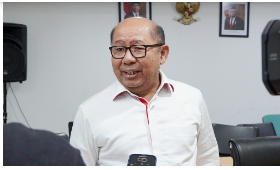 Badan Pembentukan Peraturan Daerah (Bapemperda) DPRD Provinsi DKI Jakarta bersama Pemerintah Kabupten Kepulauan Seribu mulai mendalami usulan pencabutan Peraturan Daerah (Perda) nomor 11 tahun 1992 tentang Penataan dan Pengelolaan Kepulauan Seribu Kotamadya Jakarta Utara. Ketua Bapemperda DPRD Provinsi DKI Jakarta Pantas Nainggolan menjelaskan, situasi terkini diperlukan pencabutan Perda lantaran sudah tidak lagi relevan dengan kondisi saat ini, dimana Kepulauan Seribu bukan lagi bagian dari wilayah Jakarta Utara sesuai Peraturan Pemerintah Nomor 55 tahun 2001 tentang Pembentukan Kabupaten Administrasi Kepulauan Seribu. “Kalau lihat pencabutan ini karena memang sudah muncul aturan-aturan yang lebih tinggi, jadi tidak ada lagi seperti ada (Perda) tapi sesungguhnya sudah mati,” ujarnya di gedung DPRD DKI Jakarta Rabu, (22/11). Pantas juga memastikan tidak ada kekosongan hukum usai dicabutnya Perda nomor 11 tahun 1992, mengingat telah terbitnya Undang-undang Nomor 11 Tahun 2020 tentang Cipta Kerja (UUCK) dan akan diperkuat dengan Rancangan Undang-undang tentang Daerah khusus Jakarta (RUU DKJ). Diharapkan dengan dua peraturan tersebut, maka tidak ada lagi benturan antara otoritas Pemerintah Pusat dengan Pemerintah Daerah dalam mengembangkan pariwisata serta pengaturan perizinan berinvestasi di Kepulauan Seribu. “Saya pikir perlu diharmonisasi mana menjadi otoritas Pemerintah Pusat dan mana yang menjadi otoritas Pemerintah Daerah, supaya betul-betul memberikan dampak yang signifikan terhadap masyarakatnya,” ungkapnya. Di kesempatan yang sama, Bupati Kepulauan Seribu Junaedi berharap dengan dicabutnya Perda nomor 11 tahun 1992 dapat menjadikan Kepulauan Seribu sebagai kawasan ekonomi dan pariwisata yang lebih produktif. “Harapan kami dengan dicabutnya Perda akan membawa dampak bagaimana Pulau Seribu ini bisa dibangun kawasan ekonomi,” tandasnya.