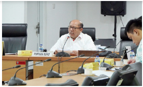 Badan Pembentukan Peraturan Daerah (Bapemperda) DPRD Provinsi DKI Jakarta mulai membahas usulan pencabutan Peraturan Daerah (Perda) Nomor 2 Tahun 2011 tentang Pendaftaran Penduduk Dan Pencatatan Sipil (Dukcapil). Ketua Bapemperda DPRD Provinsi DKI Jakarta Pantas Nainggolan menjelaskan, pencabutan Perda tersebut perlu dilakukan lantaran sudah tidak relevan. Di mana ada 13 kebijakan administrasi kependudukan yang sudah berjalan namun belum terakomodir dalam Perda nomor 2 Tahun 2011. “Kita pastikan tidak ada efek negatif dari pencabutan (Perda) ke masyarakat, yang ada hanya penyederhanaan hukum sekaligus updating,” ujarnya di gedung DPRD DKI Jakarta, Rabu (22/11). Kebijakan-kebijakan yang dimaksud adalah stelsel aktif penyelenggaraan administrasi kependudukan bagi instansi pelaksana dan penduduk, penerapan asas domisili dalam penyelenggaraan administrasi kependudukan, serta dihilangkannya syarat penetapan pengadilan dalam pencatatan kelahiran yang melebihi 1 tahun sejak kelahirannya. Selanjutnya, pemberlakukan KTP-el WNI seumur hidup sepanjang tidak ada perubahan elemen data, masuknya elemen biometrik biodata penduduk seperti foto, sidik jari, iris mata, dan tanda tangan dalam biodata penduduk, semua jenis layanan kependudukan dan pencatatan sipil tidak dipungut biaya atau gratis, dan implementasi layanan KIA. Kemudian layanan kependudukan dan pencatatan sipil yang terintegrasi dengan pelayanan publik lain, tidak diperlukan pengantar RT dalam pengurusan dokumen kependudukan, pelayanan administrasi kependudukan secara daring, penerapan dokumen elektronik dan tanda tangan elektronik (TTE), tidak diperlukan tanda tangan RT dan Lurah dalam Kartu Keluarga dan KTP-el, serta pemanfaatan data kependudukan melalui akses data. Di kesempatan yang sama, Sekretaris Dinas Kependudukan dan Catatan Sipil DKI Jakarta Yadi Rusmayadi memastikan pencabutan Perda Nomor 2 Tahun 2011 tidak akan menimbulkan kekosongan hukum, mengingat telah berlakunya Undang-Undang Nomor 24 Tahun 2013 tentang Perubahan Atas Undang-Undang Nomor 23 Tahun 2006 tentang Administrasi Kependudukan, serta Peraturan Presiden Nomor 96 Tahun 2018 tentang Persyaratan dan Tata Cara Pendaftaran Penduduk dan Pencatatan Sipil. “Begitu Perda ini sudah dicabut tentunya tidak usah dikhawatirkan adanya kekosongan peraturan. Jadi semuanya sudah detail dari pusat semuanya. Dukcapil akan jalan terus,” tandasnya.