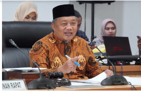 Badan Pembentukan Peraturan Daerah (Bapemperda) DPRD DKI Jakarta menuntaskan pembahasan sejumlah perubahan pasal yang ada dalam Perda Nomor 5 Tahun 2010 tentang Lembaga Musyawarah Kelurahan (LMK). Wakil Ketua Bapemperda Abdurahman Suhaimi menjelaskan, ada beberapa poin yang berubah dan disepakati bersama dalam pembahasan revisi Perda LMK. Diantaranya yakni penambahan syarat sebagai calon anggota LMK yang diatur dalam Pasal 4 terkait pendidikan paling rendah minimal Sekolah Lanjutan Tingkat Atas (SLTA) atau sederajat. Selanjutnya larangan anggota LMK yang terafiliasi partai politik. Lalu pada Pasal 9 direvisi terkait penyesuaian masa jabatan dari sebelumnya anggota LMK hanya menjabat tiga tahun, menjadi lima tahun dalam satu periode. “Kita sudah menyelesaikan pembahasan Perda perubahan Nomor 5 Tahun 2010. Inti pokok perubahannya dari 3 tahun (masa jabatan satu periode) menjadi 5 tahun (masa jabatan satu periode),” ujarnya di gedung DPRD DKI Jakarta, Kamis (23/11). Sementara pasal lain yang direvisi yakni menambahkan syarat pencalonan sebagai anggota LMK pada Pasal 4 Ayat d yang berbunyi pendidikan serendah-rendahnya Sekolah Lanjutan Tingkat Atas (SLTA) atau sederajat dan ayat k yang mengatur tidak diperbolehkannya calon anggota merupakan anggota partai politik. Di kesempatan yang sama, Kepala Bagian Peraturan Perundang-undangan Biro Hukum Setda Provinsi DKI Jakarta Nur Fadjar menjelaskan, terkait aturan diperbolehkannya anggota petahana mencalonkan kembali merupakan kesepakatan untuk menuntaskan kebutuhan masyarakat yang sedang dikerjakan. “Perda itu hakikat keberlakuannya untuk masyarakat. Jadi jangan sampai nanti dalam pelaksanaannya ada kendala atau benturan. Namun mengingat ini Perda Perubahan, maka perlu ada ketentuan peralihan untuk memberikan kesempatan kepada anggota LMK sebelumnya untuk mencalonkan diri kembali satu kali periode. Jadi secara filosofisnya maupun secara sosiologisnya itu tidak saling bertabrakan,” ungkapnya. Sementara, terkait penambahan masa bakti dua tahun dalam satu periode diharapkan dapat meningkatkan kualitas kinerja pelayanan LMK kepada masyarakat. “Harapannya dengan adanya penambahan masa bakti, maka program kerjanya bisa lebih baik dari sebelumnya dan memberikan kesempatan yang cukup untuk bermitra dengan Lurah dalam menjalankan pelayanan fungsi pemerintahan di kelurahan,” katanya. Fadjar menjelaskan, setelah rampungnya pembahasan, tahap selanjutnya Raperda akan dikirim ke Kementerian Dalam Negeri (Kemendagri) untuk segera di fasilitasi dan di sahkan dalam rapat Paripurna “Tahapan berikutnya Raperda ini akan kami kirim ke Kemendagri untuk difasilitasi. Setelah difasilitasi kemudian dibawa kembali ke Pemprov DKI Jakarta untuk di Paripurnakan. Lalu di nomorkan dan ditandatangani Pj Gubernur dan diundangkan,” tandasya.