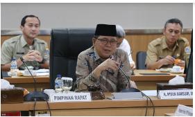 Dua Raperda hasil pembahasan Badan Pembentukan Peraturan Daerah (Bapemperda) melalui tahapan evaluasi Kementerian Dalam Negeri (Kemendagri) dan siap untuk disahkan. Masing-masing Raperda tentang Rencana Umum Energi Daerah (RUED) dan Raperda tentang Perubahan Bentuk Hukum Perseroan Terbatas Food Station Tjipinang Jaya Menjadi Perseroan Daerah. Wakil Ketua DPRD DKI Jakarta Misan Samsuri menjelaskan, kedua Raperda tersebut tidak banyak pasal yang mendapat koreksi, hanya butuh penyempurnaan redaksional. Sehingga payung hukum ini didorong untuk secepatnya disahkan dalam rapat Paripurna. “Kemudian akan diagendakan untuk di Paripurnakan segera,” ujarnya saat rapat pimpinan gabungan (Rapimgab), Selasa (28/11). Hal senada juga disampaikan anggota Badan Pembentukan Peraturan Daerah (Bapemperda) Syarifudin. Ia menjelaskan catatan dan penyempurnaan dari hasil fasilitasi tersebut pada prinsipnya hanya berupa perbaikan redaksional dan penyesuaian beberapa pasal dengan ketentuan aturan perundang-undangan lebih tinggi. “Dari hasil fasilitasi yang dilakukan oleh Kementerian Dalam Negeri melalui Dirjen Otonomi Daerah perlu segera dilakukan penyempurnaan terhadap dua Raperda ini, baik secara substansial maupun redaksional,” ucapnya. Di kesempatan yang sama, Direktur Keuangan dan Umum PT Food Station Tjipinang Jaya Budi Santoso berharap, dengan disahkannya Raperda terkait perubahan bentuk hukum menjadi Perseroan Daerah, maka BUMD ini dapat menjalankan fungsi penugasan maupun fungsi komersial secara optimal. “Karena kita akan berubah status menjadi Perseroda, tentunya dari ruang bisnis juga diharapkan lebih solid dan clear sehingga kedepannya akan lebih optimal, baik dalam hal menjalankan fungsi penugasan maupun fungsi komersial,” tandasnya.