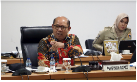 Badan Pembentukan Peraturan Daerah (Bapemperda) DPRD DKI Jakarta meminta agar rencana pengenaan retribusi pelayanan kebersihan tak memberatkan masyarakat. Ketua Bapemperda DPRD DKI Jakarta Pantas Nainggolan mengatakan, perlu klasifikasi pengenaan retribusi agar semangat dari Perda tentang Pajak Daerah dan Retribusi Daerah tetap efektif. Dalam Pasal 66 Raperda Pajak Daerah dan Retribusi Daerah menjelaskan, tarif retribusi pelayanan kebersihan dengan klasifikasi di tengah masyarakat berdasarkan daya listrik. Di mana tarif retribusi kebersihan sebesar Rp8 ribu akan dikenakan kepada pengguna listrik daya 450 VA dan Rp1o ribu kepada pengguna daya 900-1.300 VA. Bapemperda DPRD DKI Jakarta mendorong agar warga pengguna daya 900 VA dibebaskan dari retribusi pelayanan kebersihan agar tak menambah beban masyarakat dan demi asas keadilan. “Jadi kita tidak bebani retribusi apapun dari masyarakat pengguna listrik sampai 900 VA. 900 VA ke atas baru boleh dikenakan tarif retribusi,” ujarnya di gedung DPRD DKI Jakarta, Senin (4/12). Pantas mengingatkan, meskipun dibebaskan dari retribusi pelayanan kebersihan, Pemprov DKI tetap wajib melayani pengangkutan sampah milik masyarakat miskin ke tempat pembuangan sementara (TPS) hingga tempat pembuangan akhir (TPA) sesuai aturan yang berlaku. “Walaupun dikategorikan miskin, tidak membayar, tetap harus mendapatkan layanan, karena itu adalah wujud pemihakan kita terhadap masyarakat miskin,” ucapnya. Ia berharap dengan adanya retribusi Pelayanan Kebersihan yang dikenakan kepada masyarakat tingkat bawah atau pengguna daya listrik 1.300 – 2.200 VA sebesar Rp10 ribu perbulan, tingkat menengah atau pengguna daya listrik 3.500 – 5.500 VA sebesar Rp30 ribu perbulan, dan tingkat atas atau pengguna daya listrik lebih dari 6.600 VA sebesar Rp77 ribu per bulan, maka Pemprov harus lebih baik dalam melakukan mengelola sampah serta lebih gencar melakukan sosialisasi agar masyarakat dapat mengelola sampahnya sendiri. “Jadi kita harapkan peraturan ini bukan hanya sebagai peraturan yang mengejar retribusi saja. Tetapi juga sebagai sebuah sarana rekayasa sosial yang merubah perilaku sosisal, mengarahkan perilaku sosial masyarakat dalam beberapa hal yang menjadi tantangan di waktu yang akan datang yaitu khususnya mengenai sampah,” tutur Pantas. Di kesempatan yang sama, Pelaksana Tugas (Plt) Sekretaris Dinas Lingkungan Hidup DKI Jakarta Yusipno A. Supalal mengatakan, usulan Bapemperda terkait pembebasan retribusi pelayanan kebersihan kepada masyarakat miskin akan segera ditindaklanjuti. “Tadi pimpinan dan anggota telah menyetujui. Untuk teknisnya ini akan saya sampaikan tindaklanjutnya dari usulan Bapemperda,” ucapnya. Sementara Kepala Badan Pendapatan Daerah (Bapenda) Provinsi DKI Jakarta Lusiana Herawati menyatakan setuju terhadap usulan Bapemperda, sebab saat ini di Jakarta sudah tidak ada pengguna daya listrik 450 VA yang dikategorikan sebagai masyarakat miskin. “Setelah ini kami akan adakan rapat internal, akan lapor ke pimpinan bahwa ada kriteria berbeda dengan kondisi nyata sekarang dengan Permendagri, sehingga dari hasil pembahasan dengan dewan ada usulan dinolkan untuk masyarakat pengguna 900 VA,” tandasnya.