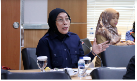 Ketua Komisi D DPRD Provinsi DKI Jakarta Ida Mahmudah menyoroti nasib pembebasan retribusi rumah susun (Rusun) pada penyusunan Raperda tentang Pajak Daerah dan Retribusi Daerah yang telah rampung dan siap disepakati. Menurutnya hingga kini masih banyak penghuni Rusun di Jakarta yang belum mengalami pemulihan ekonomi secara total pasca pandemi Covid-19. Ketika Perda Pajak dan Retribusi Daerah disahkan, disinyalir hanya akan memperburuk perekonomian penghuni. “Kalau ingin mencabut retribusi Rusun, tolong dilihat kembali, dipertimbangkan kembali, apakah rakyat kita yang tinggal disana (Rusun) sudah siap untuk bayar. Nah ini retribusi tiba-tiba diputuskan, tanggal 1 (Desember) kemarin mereka dipanggil, tanggal 1 itu pula mereka harus mulai bayar retribusi Rusun. Rakyat kita masih butuh sentuhan dari APBD,” ujarnya pada rapat pimpinan gabungan di gedung DPRD DKI Jakarta, Selasa (5/12). Pemprov DKI Jakarta diketahui telah memberikan keringanan kepada warga penghuni rusunawa dengan menggratiskan biaya retribusi didasarkan Pergub No 61 Tahun 2020 tentang Pemberian Keringanan Retribusi Daerah dan/atau Penghapusan Sanksi Administrasi kepada Wajib Retribusi yang Terdampak Bencana Nasional Covid-19. Kebijakan ini telah berjalan sejak 30 Juni 2020 lalu. Menanggapi pandangan Ida, Ketua Fraksi Golkar DPRD DKI Jakarta Basri Baco meminta agar Raperda tersebut tak perlu buru-buru disahkan. Dia mengingatkan agar Raperda tersebut ditinjau kembali terutama agar aspek keadilan dan kesetaraan terjamin sebelum benar-benar disahkan menjadi aturan daerah. “Sebelum benar-benar diterapkan tolong dipikirkan kembali dicek kembali hal-hal tersebut sudah bisa kita jamin atau tidak keberadaannya,” ujarnya. Pada kesempatan yang sama, Asisten Perekonomian dan Keuangan Setda Provinsi DKI Jakarta Sri Haryati mengatakan, masukan dan koreksi dari Ketua Komisi D Ida Mahmudah akan menjadi catatan yang akan dibahas bersama Sekda DKI Jakarta sebelum disahkan. “Terkait dengan retribusi Rusun sebagaimana disampaikan rasanya juga kemarin Pak Affan (Asisten Pembangunan dan Lingkungan Hidup) itu juga sudah berdiskusi juga terkait bagaimana penerapannya apakah memang langsung atau tidak. Akan jadi catatan kami untuk dibicarakan di internal kami dulu,” terangnya. Kepala Badan Pendapatan Daerah (Bapenda) DKI Jakarta Lusiana Herawati menambahkan, kebijakan penghapusan ataupun keringanan bagi penghuni Rusun akan diatur lebih lanjut dalam bentuk kebijakan Gubernur. “Nah substansi dari Perda ini memang harus mencantumkan tarif di lampirannya. Terkait dengan pelaksanannya itu adalah kebijakan kepala daerah. Gubernur mempunyai kewenangan atau kebijakan dalam memberikan insentif, baik itu pengurangan, pembebasan atau keringanan,” ujarnya.