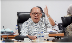 Badan Pembentukan Peraturan Daerah (Bapemperda) DPRD DKI Jakarta bersama Pemprov DKI menuntaskan pembahasan Rancangan Peraturan Daerah (Raperda) Pajak Daerah dan Retribusi Daerah. Sebanyak sembilan BAB dan 100 pasal disepakati. Ketua Bapemperda Provinsi DKI Jakarta Pantas Nainggolan mengatakan, pembahasan Raperda Pajak Daerah dan Retribusi Daerah nantinya akan menggantikan 15 Perda yang telah ada sesuai amanat Undang-Undang (UU) Nomor 1 Tahun 2022 tentang Hak Keuangan Pemerintah Daerah (HKPD) serta Peraturan Pemerintah (PP) Nomor 35 Tahun 2023 tentang Keuangan Umum Pajak Daerah dan Retribusi Daerah (KUPDRD). 15 Perda yang akan dicabut yakni, Perda Nomor 6 Tahun 2010 tentang Ketentuan Umum Pajak Daerah, Perda Nomor 10 Tahun 2010 tentang Pajak Kendaraan Bermotor (PKB)dan Bea Balik Nama Kendaraan Bermoto (BBNKB), Perda Nomor 11 Tahun 2010 tentang Pajak Hotel, Perda Nomor 13 Tahun 2010 tentang Pajak Hiburan, dan Perda Nomor 15 Tahun 2010 tentang Pajak Penerangan Jalan. Kemudian Perda Nomor 16 Tahun 2010 tentang Pajak Parkir, Perda Nomor 17 Tahun 2010 tentang Pajak Air Tanah, Perda Nomor 18 Tahun 2010 tentang Bea Perolehan Hak atas Tanah dan Bangunan, Perda Nomor 11 Tahun 2011 tentang Pajak Restoran, Perda Nomor 12 Tahun 2011 tentang Pajak Reklame, dan Perda Nomor 16 Tahun 2011 tentang Pajak Bumi dan Bangunan Perdesaan dan Perkotaan. Selanjutnya, Perda Nomor 3 Tahun 2012 tentang Retribusi Daerah, Perda Nomor 2 Tahun 2014 tentang Pajak Rokok, Perda Nomor 1 Tahun 2015 tentang Perubahan atas Peraturan Daerah Nomor 3 Tahun 2012 tentang Retribusi Daerah, dan Perda Nomor 3 Tahun 2015 tentang Perubahan atas Peraturan Daerah Nomor 13 Tahun 2010 tentang Pajak Hiburan. “Jadi ini Perda yang cukup padat, karena menggabungkang Perda-Perda yang ada di Jakarta jadi satu, metode Omnibus Law,” ujarnya di gedung DPRD DKI Jakarta, Selasa (5/12). Pantas berharap payung hukum ini bukan hanya menjadi potensi pajak daerah semata, namun bisa mengedukasi masyarakat terhadap kewajiban membayar pajak dan retribusi. “Katakanlah Perda ini juga berhubungan dengan Perda retribusi sampah. Sampah merupakan sebuah problem, maka Raperda ini juga menjadi salah satu alat untuk menggiring masyarakat supaya berprilaku mendukung kebersihan lingkungan dan ekosistem lainnya,” ucapnya. Sementara itu, Kepala Badan Pendapatan Daerah (Bappenda) Provinsi DKI Jakarta Lusiana Herawati berharap setelah melalui tahap finalisasi, proses selanjutnya dapat dapat berjalan lancar, sehingga Raperda tersebut bisa segera diberlakukan pada Januari tahun 2024. “Sekarang saya sudah lega, semoga nanti tahun 2024 kita sudah punya Perda baru dasar hukum untuk pemungutan pajak dan retribusi,”tandasnya.