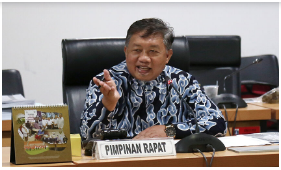 Jakarta akan menjadi kota global pasca tidak lagi menyandang status Ibu Kota. Peningkatan kualitas pengolahan sampah menjadi salah satu tuntutan dalam proses menuju ‘Global City’. Sebagai bentuk dukungan DPRD Provinsi DKI Jakarta telah membahas dan mengesahkan Peraturan Daerah (Perda) tentang Rencana Umum Energi Daerah (RUED). Salah satu fokus dari payung hukum tersebut yakni mengatur pengolahan sampah menjadi energi atau bahan bakar alternatif menggunakan metode Refuse Derived Fuel (RDF). Wakil Ketua Badan Pembentukan Peraturan Daerah (Bapemperda) DPRD DKI Jakarta Abdurrahman Suhaimi berharap, pengolahan sampah metode RDF yang diatur dalam Perda RUED mampu menjadi solusi menurunkan emisi gas rumah kaca (GRK) yang kerap dihasilkan oleh aktivitas penggunaan bahan bakar fosil seperti batu bara, minyak bumi dan gas alam. “Tentu diharapkan proses produksi RDF dapat mengurangi emisi gas rumah kaca berupa metana (CH4) yang dihasilkan dari proses sanitary landfill konvensional seperti yang selama ini dipraktekkan. RDF selanjutnya digunakan dalam co-processing pembakaran pada produksi semen yang selama ini menggunakan batubara ber polusi tinggi. Dengan demikian, RDF mampu menurunkan emisi GRK yang sejalan dengan upaya kota global mengurangi pencemaran udara,” ujarnya saat dihubungi, Jumat (9/12). Proyeksi besar dari pengolahan sampah dengan metode RDF dapat memberikan contoh kepada para pengguna bahan bakar fosil agar bisa beralih menggunakan bahan bakar energi alternatif. Adapun tahap pengolahan mulai dari tahap penyaringan (screening), pemilahan (separating), pencacahan (shredding), dan pengeringan (drying). “Teknologi RDF dibangun untuk memberikan solusi yang segera dalam pengelolaan sampah Jakarta, karena dalam waktu bersamaan dapat menghasilkan bahan bakar alternatif,” ucapnya. Suhaimi menjelaskan, saat ini Jakarta sudah memiliki pengolahan sampah dengan metode RDF. Salah satunya di Tempat Pengolahan Sampah Terpadu (TPST) Bantargebang yang mampu mengolah sekitar 2.000 ton sampah menjadi 750 ton bahan bakar alternatif. “Untuk saat ini yg sudah dibangun di TPST Bantargebang sebesar 1.000 ton perhari untuk sampah baru dan 1.000 ton perhari dari sampah lama (landfill mining). Untuk kedepannya akan dibangun dua fasilitas RDF Plant di dalam kota dengan kapasitas masing-masing 2.500 ton perhari, yang berlokasi di Rorotan dan Pegadungan,” tandasnya.