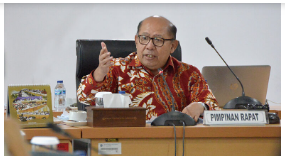 Sebentar lagi Jakarta akan menerapkan Retribusi Pelayanan Kebersihan. Kebijakan tersebut diatur dalam Peraturan Daerah (Perda) tentang Pajak Daerah dan Retribusi Daerah yang baru saja disahkan dalam Rapat Paripurna pada Rabu (6/12) pekan lalu. Ketua Bapemperda DPRD Provinsi DKI Jakarta Pantas Nainggolan berharap, dengan adanya Retribusi Pelayanan Kebersihan mampu menciptakan lingkungan yang bebas dari sampah. “Kita mengetahui bahwa sampah merupakan sebuah problem. Maka Perda ini juga menjadi salah satu alat untuk menggiring masyarakat supaya berperilaku mendukung kebersihan lingkungan dan ekosistem dan lainnya,” ujarnya, Jumat (15/12). Pantas menekankan bahwa Retribusi Pelayanan Kebersihan dibuat bukan semata-mata meningkatkan pendapatan daerah, namun untuk menyadarkan masyarakat akan pentingnya lingkungan yang bersih dan sehat. “Jadi kita harapkan peraturan ini bukan hanya sebagai peraturan yang mengejar retribusi saja. Tetapi juga sebagai sebuah sarana rekayasa sosial yang merubah perilaku sosisal, mengarahkan perilaku sosial masyarakat dalam beberapa hal yang menjadi tantangan di waktu yang akan datang yaitu mengenai sampah,” ucapnya. Hal senada juga diungkap Kepala Badan Pendapatan Daerah (Bapenda) Provinsi DKI Jakarta Lusiana Herawati. Menurutnya Retribusi Pelayanan Kebersihan bukan untuk mengejar pendapatan, melainkan sebagai sarana edukasi kepada masyarakat terkait pengelolaan sampah. Sehingga sadar pentingnya kebersihan lingkungan untuk kesehatan. Ia juga menyatakan bersama Dinas Lingkungan Hidup akan membuat program edukasi tentang kebersihan lingkungan kepada masyarakat di seluruh wilayah DKI Jakarta. “Kalau soal edukasi ya memang itu salah satu tugasnya Pemerintah Daerah untuk memberikan edukasi kepada masyarakat bagaimana cara mengelola sampah dengan baik,” tandas Lusi. Sementara, tarif Retribusi Pelayanan Kebersihan diatur pada Pasal 66 Perda Pajak Daerah dan Retribusi Daerah. Dimana masyarakat dikenakan tarif sesuai penggunaan daya listrik. Untuk masyarakat pengguna daya listrik 450 VA sampai 900 VA dibebaskan dari retribusi. Sementara masyarakat pengguna daya listrik 1.300 sampai 2.200 VA dikenakan retribusi sebesar Rp10 ribu per bulan, tingkat menengah atau pengguna daya listrik 3.500 sampai 5.500 VA sebesar Rp30 ribu per bulan, dan tingkat atas atau pengguna daya listrik lebih dari 6.600 VA sebesar Rp77 ribu per bulan.