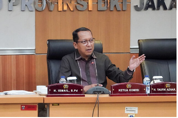 Dewan Pengurus Cabang (DPC) Indonesian National Shipowner’s Association (INSA) Jaya terpaksa harus memindahkan seluruh operasionalnya setelah gedung yang ditempati akan dibangun kantor Suku Dinas (Sudin) Perhubungan Jakarta Utara oleh Pemprov DKI Jakarta. Gedung INSA Jaya diketahui telah dibangun sejak tahun 1972 atas dasar izin penunjukan penggunaan tanah dari Gubernur DKI Jakarta Ali Sadikin dan surat izin mendirikan bangunan dari Kepala Dinas Tata Kota. Legalitas lahan tersebut diketahui milik PT Pelindo II yang kemudian dihibahkan ke Kanwil IX Departemen Perhubungan DKI Jakarta pada tanggal 27 Februari 1998. Komisi B DPRD DKI Jakarta menilai, perlu jalan tengah untuk melancarkan rencana Pemprov DKI Jakarta membangun kantor Sudin Perhubungan Jakarta Utara, agar tidak ada pihak yang merasa paling dirugikan. Ketua Komisi B DPRD DKI Jakarta Ismail mengatakan, setelah rencana awal relokasi kantor DPC INSA Jaya di gedung milik Pelindo gagal, Dishub DKI Jakarta diminta memastikan dengan perjanjian pertanggungjawaban yang akan diberikan. Berdasarkan informasi, Dishub akan menyewa gedung di lokasi lain yang juga milik Pelindo. “Dengan begitu, Dishub segera mensiasati pertemuan tripartit antara Dishub, Pelindo dan INSA terkait penetapan titik yang akan digunakan tempat sementara sekaligus skemanya seperti apa,” ujarnya saat menerima audiensi INSA di gedung DPRD DKI Jakarta, Selasa (19/12). Dishub juga diminta segera menggandeng Biro Hukum, Inspektorat, dan Badan Pengelola Aset Daerah (BPAD) untuk melakukan perhitungan ganti rugi atas bangunan milik DPC INSA Jaya sebelum memulai pembangunan kantor Sudin Perhubungan Jakarta Utara. “Segera berkonsultasi dengan Biro Hukum, Inspektorat dan pihak lainnya terkait dengan usulan ganti rugi atas aset bangunannya,” ungkap Ismail. Di kesempatan yang sama, Sekretaris DPC INSA Jaya Muhamad Erwin YZ menyatakan tidak akan menghambat pembangunan gedung Sudin Perhubungan Jakarta Utara namun meminta Dishub segera menuntaskan kewajiban untuk membayar ganti rugi atas aset berupa gedung yang berada di Jalan Yos Sudarso Nomor 12, Koja, Jakarta Utara senilai Rp3,3 miliar dengan luas bangunan 620 meter. “Totalnya dari luas bangunan itu 620 meter, kurang lebih appraisal Rp3,3 miliar, todak terlalu besar, itu saja,” ucapnya. Sementara Kepala Sudin Perhubungan Jakarta Utara Hendrico Tampubolon menyatakan siap untuk menindaklanjuti dan memberikan kejelasan lokasi untuk DPC INSA Jaya secepatnya yang rencananya akan ditempatkan di Jalan Enggano, Tanjung Priok, Jakarta Utara. Sebab pengosongan lahan harus segera tuntas pada awal Maret 2024 mendatang, sehingga pembangunan gedung Sudin Perhubungan Jakarta Utara bisa berjalan sesuai target yang direncanakan yakni selesai pada Desember 2024. “Kemarin kita berbicara secara kekeluargaan, salah satunya adalah menindaklanjuti kesepakatan antara Pelindo dan INSA yang pada intinya mempersiapkan gedung operasional sementara di Enggano yang bekas Bukopin. Itu sedang dipersiapkan,” tandasnya. Sebelumnya Komisi B sudah menggelar rapat audiensi pada Kamis (30/11) lalu bersama Dinas Perhubungan dan DPC INSA Jaya terkait permintaan pengosongan gedung.