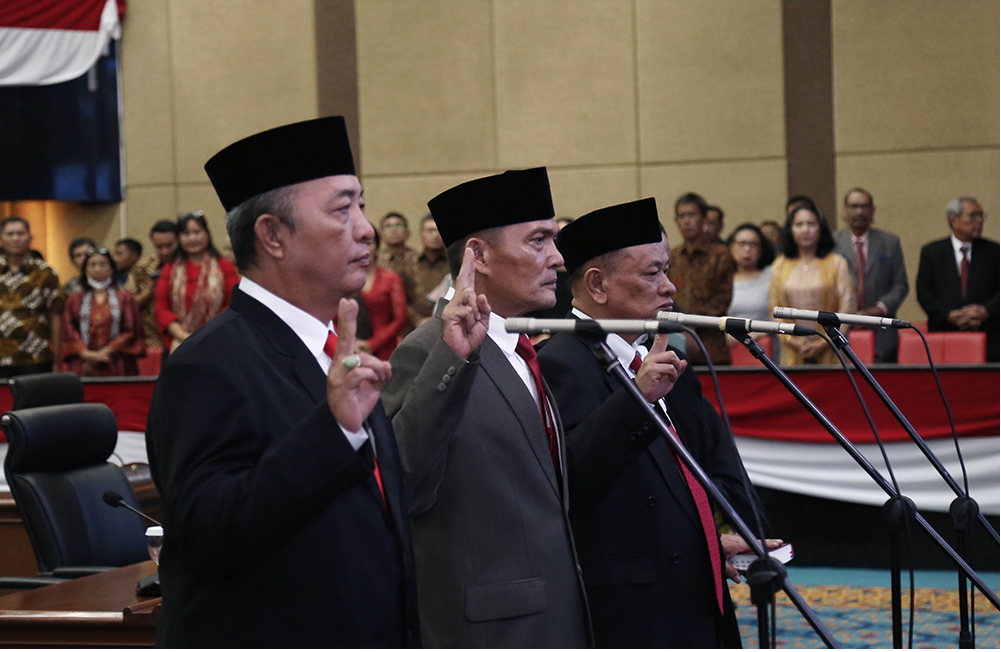 Dewan Perwakilan Rakyat Daerah (DPRD) Provinsi DKI Jakarta menggelar Rapat Paripurna Pengucapan Sumpah dan Janji Pengganti Antar Waktu (PAW) tiga anggota DPRD DKI Jakarta dari Fraksi Partai Demokrasi Indonesia Perjuangan (PDI-P) sisa masa jabatan 2019-2024. Masing-masing yakni, Boyke Hasiholan Simanjuntak untuk menggantikan Steven Setia Budi Musa, Simon Sitorus untuk menggantikan Gembong Warsono, dan Sunggul Sirait untuk menggantikan Cinta Mega. Pengucapan sumpah dan janji dipimpin oleh Ketua DPRD DKI Jakarta Prasetyo Edi Marsudi dan disaksikan oleh Penjabat Gubernur DKI Jakarta Heru Budi Hartono, Wakil Ketua DPRD Khoirudin, anggota DPRD, jajaran eksekutif dan para konstituen. Pras sapaan karibnya memandu pengucapan sumpah janji ketiga anggota PAW dengan disaksikan langsung oleh rohaniawan. “Demi Tuhan saya bersumpah, berjanji akan memenuhi kewajiban sebagai anggota DPRD DKI Jakarta dengan sebaik-baiknya, seadil-adilnya sesuai ketentuan peraturan perUndang-Undangan yang berpedoman kepada Pancasila dan Undang-Undang Dasar 1945,” ucap Boyke, Simon, dan Sunggul. “Saya dalam menjalankan kewajiban akan bekerja dengan sungguh-sungguh demi tegaknya demokrasi dan mengutamakan bangsa dan negara daripada kepentingan pribadi dan golongan. Saya akan memperjuangkan aspirasi rakyat yang saya wakili untuk mewujudkan tujuan nasional demi kepentingan bangsa dan negara,” lanjut seluruh anggota PAW. Usai pengucapan sumpah dan janji, ketiganya mendapat lencana (pin) sebagai tanda sah menjadi anggota DPRD DKI Jakarta sisa masa jabatan 2019-2024. “Dengan pengambilan sumpah dan janji tersebut, maka keanggotaan DPRD Provinsi DKI Jakarta dari Fraksi Partai Demokrasi Indonesia Perjuangan telah terisi kembali,” kata Pras. Pada kesempatan itu, Pras juga menyampikan pesan agar ketiga anggota PAW harus memiliki tanggung jawab dan dedikasi yang tinggi demi mewujudkan kesejahteraan masyarakat. “Kami berharap tanggungjawab ini dapat dijalankan dengan bekerja keras, transparan dan responsif terhadap kebutuhan masyarakat. Mari bersama-sama berkomitmen dalam menjalankan tugas Legislatif ini dengan integritas, saling mendukung dan fokus pada kemajuan masyarakat,” tandas Pras.