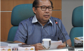 DPRD DKI Jakarta mengambil batas bawah atas kenaikan pajak hiburan sebesar 40 persen untuk menjadi iklim perekonomian. Hal itu tertuang dalam Perda DKI Jakarta Nomor 1 Tahun 2024 tentang Pajak Daerah dan Retribusi Daerah. Acuannya, UU Nomor 1 Tahun 2022 tentang Hubungan Keuangan antara Pemerintah Pusat dan Pemerintah Daerah (HKPD). Menurut Ketua Badan Pembentukan Peraturan Daerah (Bapemperda) DKI Jakarta Pantas Nainggolan, regulasi itu mengatur batas atas dan batas bawah dari besaran pajak bagi pelaku usaha. “Jadi kami ambil batas bawah dengan harapan, pihak yang dikenakan wajib pajak itu tidak terbebani,” kata Pantas, Kamis (18/1). Pihaknya bersama eksekutif menyadari bahwa pemberlakuan batas bawah itu mempertimbangkan kemampuan pelaku usaha hiburan. “Dari perda yang lama itu kira-kira normal menurut DKI (pajak hiburan 25 persen). Kemudian keluar UU yang mengatur batas atas dan batas bawah. Ternyata batas bawahnya juga ada yang cukup tinggi misalnya seperti pajak hiburan,” ungkap Pantas. Dalam menggodok aturan tersebut, sambung Pantas, Bapemperda bersama Pemprov DKI menerapkan standar operasional prosedur (SOP). Dimulai dari pengajuan regulasi, rapat dengar pendapat (RDP), dan mengajak pelaku usaha serta akademisi dalam pembahasan. Bahkan, Pantas menghormati sikap Asosiasi Pengusaha Hiburan Jakarta (Asphija) yang akan mengajukan uji materi atau judicial review (JR) ke Mahkamah Konstitusi (MK). Sebab, pasal 58 Ayat 2 dari UU No. 1/2022 dianggap tidak rasional. Ia pun berjanji akan menyesuaikan aturan tersebut bila JR dikabulkan MK. Seperti diketahui, jasa hiburan pada diskotik, karaoke, kelab malam, bar, dan mandi uap atau spa dikenakan pajak terendah sebesar 40 persen. Sebelumnya, pimpinan DPRD DKI Jakarta mendorong eksekutif untuk merevisi regulasi tentang pungutan pajak hiburan yang naik dari 25 persen menjadi 40 persen pada tahun 2024. Langkah tersebut perlu dilakukan agar tidak memberatkan pelaku usaha yang mulai bangkit dari Pandemi Covid-19. Belum lagi, dampak pemberlakuan pajak hiburan yang dianggap sangat tinggi berpotensi terjadi penutupan tempat usaha yang justru memunculkan gelombang PHK bagi kalangan pekerja.