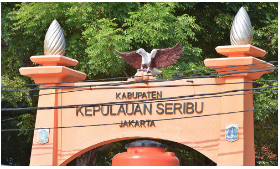 Anggota Komisi B DPRD DKI Jakarta M. Taufik Zoelkifli menyoroti pencabutan Peraturan Daerah (Perda) Nomor 11 tahun 1992 tentang Penataan Pengelolaan Kepulauan Seribu Kotamadya Jakarta Utara. Rencananya, perda tersebut dicabut lewat sidang paripurna DPRD DKI Jakarta pada 20 Februari 2024. Pasca pencabutan perda tersebut, sambung Taufik, diharapkan Pemprov DKI bisa mengembangkan Kepulauan Seribu lebih optimal di sektor pariwisata. Dengan begitu, Pendapatan Asli Daerah (PAD) pun bisa berangsur meningkat. Anggota Komisi B DPRD DKI Jakarta M. Taufik Zoelkifli. (dok.DDJP) “Harusnya sebagai kawasan pariwisata, transportasinya harus memadai dan lebih ditingkatkan lagi, bukan hanya laut tapi juga bisa udara (helikopter-red). Terus juga hotel di sana masih belum mempunyai penginapan yang profesional,” ungkap dia saat dihubungi, Jumat (2/2). Taufik mengatakan, kini Kepulauan Seribu masuk dalam salah satu rencana induk pengembangan pariwisata. Dengan begitu, Pemprov DKI harus membuat beberapa acara yang bisa menarik minat wisatawan domestik dan wisatawan mancanegara untuk mengunjungi pulau-pulau di Kepulauan Seribu, seperti acara musik ataupun atraksi laut. Kepulauan Seribu. (dok.DDJP) “Jika wisata Kepulauan Seribu dikembangkan, bisa menjadi alternatif warga untuk berlibur dan berkunjung kesana. Sehingga warga Jakarta tidak hanya menghabiskan akhir pekan ke kawasan Puncak lagi,” ucap dia. Untuk mendongkrak minat wisatawan berkunjung, Taufik mendorong Pemprov DKI menggandeng sejumlah travel agent untuk mempromosikan tempat wisata dan pulau yang ada di Kepulauan Seribu. Kepulauan Seribu. (dok.DDJP) “Bisa menggandeng travel agent dan influencer untuk mengenalkan destinasi wisata disana. Bisa juga dibangun penginapan-penginapan seperti di Maldives, yang bisa menjadi daya tarik masyarakat bahkan turis asing sekalipun,” tandas dia.
