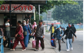 Anggota Komisi A DPRD DKI Jakarta Israyani menyoroti pencabutan Peraturan Daerah (Perda) Nomor 2 tahun 2011 tentang Pendaftaran Penduduk dan Catatan Sipil (Dukcapil). Ia berharap dengan dicabutnya perda tersebut mampu mengembalikan peran rukun tetangga (RT) dan rukun warga (RW) sebagai pencatat administrasi serta mengawasi data penduduk yang berstatus pendatang. “Peran RT dan RW dalam pengawasan kependudukan tidak boleh hilang dan perlu diperjelas jika Perda Nomor 2 tahun 2011 ini dicabut,” ujar dia saat dihubungi, Rabu (31/1). Anggota Komisi A DPRD DKI Jakarta Israyani. (dok.DDJP) Di samping itu, ia meminta Dinas Dukcapil memperketat pengawasan administrasi data kependudukan warga Jakarta. Ia khawatir, bila tidak diawasi secara serius dapat berdampak besar karena adanya penambahan jumlah penduduk pendatang baru dari berbagai wilayah dengan identitas tidak jelas. “Apalagi semakin banyak hunian vertikal di Jakarta yang administrasi kependudukannya lemah dan kurang terpantau. Peran Dinas Dukcapil tetap penting terutama dalam pemutakhiran data kependudukan,” ucap dia. Pembaharuan data juga diperlukan untuk menghindari penyalahgunaan data, mengingat tahun 2024 merupakan tahun politik dimana pada 14 Februari akan dilakukan Pemilihan Umum (Pemilu) serentak. “Meskipun Perda Nomor 2 tahun 2011 ini dicabut, diharapkan tidak ada penyalahgunaan data kependudukan warga Jakarta untuk kepentingan tertentu, seperti dalam hal pendaftaran pemilih dalam pemilu. Apalagi di tahun 2024 akan ada dua perhelatan besar demokrasi, yaitu pemilu dan pilkada serentak,” tandas dia.