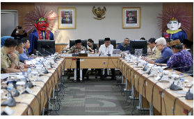 Pembangunan kawasan ekonomi di DKI Jakarta juga akan terfokus pada wilayah Kabupaten Kepulauan Seribu. Sehingga mampu mendongkrak peningkatan pendapatan daerah. Terlebih, Kepulauan Seribu merupakan wilayah yang memiliki potensi sumber daya di bidang pariwisata. Oleh karena itu, DPRD DKI Jakarta mendorong upaya peningkatan sumber daya di Kepulauan Seribu melalui perubahan regulasi. Dimulai dari Perubahan Pembahasan Rancangan Peraturan Daerah (Raperda) tentang Pencabutan Perda Nomor 11 Tahun 1992 tentang Penataan dan Pengelolaan Kepulauan Seribu Kotamadya Jakarta Utara. Jadwal agenda perubahan aturan tersebut telah dibahas dalam Rapat Badan Musyawarah (Bamus) DPRD DKI Jakarta, Selasa (30/1/2024). Rencananya, sidang paripurna bakal dilaksanakan pada Selasa 20 Februari 2024. Anggota Komisi A DPRD DKI Jakarta Syarifudin mengatakan, pencabutan Perda Nomor 11 tahun 1992 dapat menjadikan Kepuluan Seribu sebagai kawasan ekonomi dan pariwisata yang lebih produktif. Anggota Komisi A DPRD DKI Jakarta Syarifudin. (dok.DDJP) Tujuannya, terdapat peningkatan pendapatan asli daerah (PAD) serta terjadi pemerataan penduduk. “Saya setuju agar ada pemerataan kependudukan dan mampu meningkatkan pendapatan PAD-nya,” ujar dia di gedung DPRD DKI Jakarta, Selasa (30/1). Pada kesempatan yang sama, Anggota Komisi A DPRD Provinsi DKI Jakarta Dwi Rio Sambodo mengatakan, salah satu perubahan dalam perda dimaksud terkait dengan masuknya kawasan pulau reklamasi ke dalam wilayah Kepulauan Seribu. Secara otomatis, terjadi peningkatan pertumbuhan ekonomi secara signifikan. Apalagi, sambung Dwi Rio, tata wilayah di Kepulauan Seribu harus dilihat dari berbagai sudut pandang. Yakni aspek ekologis, geografis dan ekonomis. Sehingga pendalaman akademisnya dapat dipertanggungjawabkan secara matang. Anggota Komisi A DPRD DKI Dwi Rio Sambodo. (dok.DJP) “Kalau bisa mencari dan membuat yang tadinya terpinggirkan di daerah kepulauan bisa ngikut secara dampak psikis ekonomisnya. Tambah lagi ada pemerataan jumlah penduduk,” kata dia. Sebelumnya, Penjabat (Pj) Gubernur DKI Jakarta Heru Budi Hartono akan mengkaji usulan Bupati Kepulauan Seribu Junaedi untuk memasukkan kawasan reklamasi Pantai Indah Kapuk (PIK) 2 ke dalam wilayahnya. “Ya boleh-boleh saja, nanti dikaji,” kata Heru di Pulau Pramuka, Kepulauan Seribu,