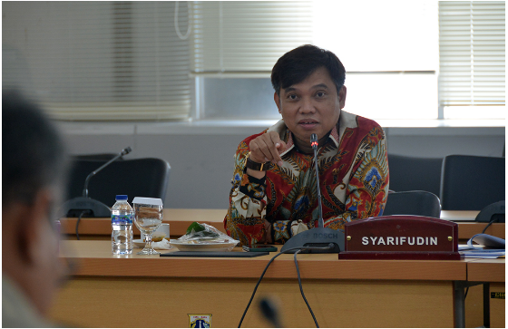 Perubahan Peraturan Daerah (Perda) Nomor 5 Tahun 2010 tentang Lembaga Musyawarah Kelurahan (LMK) akan segera disahkan dalam waktu dekat. Masa jabatan anggota LMK akan alami perubahan dari tiga tahun menjadi lima tahun. Anggota Komisi A DPRD DKI Jakarta Syarifudin berharap, revisi Pasal 9 terkait penyesuaian masa jabatan LMK harus diiringi dengan peningkatan kualitas kinerja dan pelayanan kepada warga. LMK harus mampu menampung dan menyalurkan aspirasi. Dengan begitu, segala keluhan dan kebutuhan warga bisa lebih cepat sampai kepada lurah untuk segera ditindaklanjuti. Anggota Komisi A DPRD DKI Jakarta Syarifudin. (dok/DDJP) “Ke depan, setelah Perda disahkan dan ditambahkan masa bakti anggota LMK, saya berharap harus lebih optimal kinerjanya membantu lurah dalam pelayanan,” ujar Syarifudin saat dihubungi, Senin (19/2). Selain itu, sambung dia, LMK harus meningkatkan sinergitas serta kedekatan dengan warga, ketua Rukun Tetangga (RT), dan ketua Rukun Warga (RW). “Anggota LMK harus lebih dekat dengan warga,” ucap Syarifudin. Ia juga mengusulkan, Pemprov DKI menambah anggaran untuk keperluan operasional LMK. Tujannya agar lebih fokus menjalankan program kerja. “Kalau keuangan daerah memungkinkan, saya rasa Pemprov DKI harus menaikkan uang operasional LMK. Sehingga LMK betul-betul fokus pada tugasnya,” tandas Syarifudin. Dalam waktu dekat, DPRD DKI Jakarta akan membahas hasil fasilitasi revisi Perda dari Kementerian Dalam Negeri (Kemendagri) dalam rapat pimpinan gabungan (Rapimgab) dan mengesahkannya lewat rapat paripurna.
