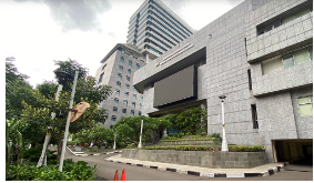 Kenaikan pajak hiburan sebesar 40-75 persen masih menuai kekhawatiran bagi kalangan politisi di DPRD DKI Jakarta. Pasalnya, kebijakan itu bisa berdampak peningkatan angka pengangguran akibat pemutusan hubungan kerja (PHK). Anggota DPRD DKI Jakarta Jupiter menyatakan, kenaikan pajak hiburan tersebut akan mempengaruhi perekonomian masyarakat. Khawatirnya, terjadi peningkatan PHK massal bagi penyedia jasa. “Masyarakat banyak yang terbantu karena adanya tempat hiburan tersebut, lalu jika pajaknya dinaikkan, tentu punya dampak yang kurang baik karena sepi pengunjung,” tandas dia dikutip dari situs resmi Nasdem Jakarta. Seperti diketahui, pada 5 Januari 2024, Pemprov DKI Jakarta menetapkan kenaikan pajak hiburan minimal sebesar 40 persen dan maksimal 75 persen. Kebijakan tersebut sesuai dengan Peraturan Daerah (Perda) No. 1/2024. Jupiter juga mengimbau agar Pemprov DKI mengkaji kembali kenaikan pajak tersebut. “Jika Perda tersebut hanya dapat menguntungan beberapa pihak saja, mungkin sebagai pemerintah terkait harus mengkaji secara menyeluruh dan melihat dampaknya secara lebih luas lagi,” tegas dia. Sebelumnya, Anggota Komisi B (bidang perekonomian) DPRD DKI Jakarta M. Taufik Zoelkifli mengatakan, penetapan pajak hiburan sebesar 40 persen sebaiknya hanya berlaku bagi tempat hiburan kalangan atas. Dengan kata lain, pajak 40 persen itu tidak diterapkan secara merata. “Jadi saya kira harus ditinjau ulang, artinya dicari ya pos-pos yang bisa dipajakin ya. Jadi pendapatan atau perusahaan yang memang konsumennya itu menengah ke atas,” tutur Taufik, Senin (22/1). Ia menilai, pemberlakuan besaran pajak itu pada dasarnya membawa pengaruh positif terhadap pendapatan asli daerah (PAD) Kota Jakarta. Hanya saja, terdapat kekhawatiran banyak pelaku usaha yang tidak sanggup memenuhi kewajiban membayar pajak. Terutama bagi kalangan usaha menengah ke bawah. “Maksudnya yang mampu ya menengah ke atas yang high class,” tandas Taufik Zoelkifli. Artinya, sambung dia, bagi usaha kelas menengah ke atas bisa mempertahankan usahanya. Sehingga tidak mengalami gulung tikar alias bangkrut. Sedangkan bagi usaha kelas menengah ke bawah, sebaiknya aturan pajak hiburan direvisi agar tidak berdampak penutupan tempat usaha. Seperti diketahui, Pemprov DKI Jakarta menaikkan pajak tempat hiburan di ibukota menjadi 40 persen. Kebijakan itu mengacu pada Peraturan Daerah (Perda) Nomor 1 Tahun 2024 tentang Pajak Daerah dan Retribusi Daerah. Tertuang dalam Pasal 53 Ayat 2, besaran pajak itu berlaku untuk tempat karaoke, diskotek, kelab malam, bar, dan mandi uap atau spa. Kenaikan tarif pajak tempat hiburan di Jakarta itu berlaku sejak 5 Januari 2024. Pada aturan sebelumnya, persentase pajak tempat karaoke dan diskotek hanya 25 persen. Sementera untuk kegiatan usaha panti pijat dan mandi uap atau spa sebesar 35 persen.