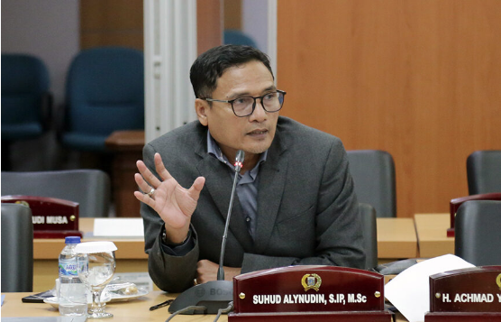 Peraturan Daerah (Perda) No. 11 Tahun 1992 tentang Penataan dan Pengelolaan Kepulauan Seribu Kotamadya Jakarta Utara akan segera dicabut. Harapannya, pembangunan di Kepulauan Seribu dapat lebih produktif sejalan dengan tujuan pengembangan sektor pariwisata dan peningkatan Pendapatan Asli Daerah (PAD). Anggota Komisi B DPRD DKI Jakarta Suhud Alynudin mengatakan, kampanye pariwisata perlu digencarkan Dinas Pariwisata dan Ekonomi Kreatif DKI untuk memperkenalkan wisata bahari, wisata sejarah, dan wisata cagar alam (konservasi) kepada dunia. “Memperkuat kekhas-an wisata di Pulau Seribu. Misalnya selain wisata laut dan pulau, di Pulau Seribu juga menjadi pusat penangkaran penyu. Itu harus dikampanyekan agar dunia tahu,” ungkap Suhud saat dihubungi, Senin (19/2). Anggota Komisi B DPRD DKI Jakarta Suhud Alynudin. (dok.DDJP) Kampanye berupa promosi bisa dilakukan dengan menggandeng agen perjalanan wisata. Bahkan, menyebarkanluaskan keunikan Pulau Seribu di seluruh media sosial. Dengan begitu, ia berharap, ada anggaran untuk mempromosikan dan memperbaiki sarana dan prasarana di wilayah tersebut. “Kita harus memberi perhatian khusus pada potensi wisata di Kepulauan Seribu, melalui peningkatan anggaran dan juga inovasi dalam memperkenalkan wisata Kepulauan Seribu,” ucap Suhud. Tak kalah penting, untuk meningkatkan jumlah wisatawan. Karena itu, Suhud meminta agar akses menuju Pulau Seribu dipermudah dan diperbanyak. “Memperbanyak dan meningkatkan layanan transportasi ke Pulau Seribu itu paling penting,” kata dia. Berdasarkan Badan Pusat Statistik (BPS) DKI Jakarta, kedatangan wisatawan mancanegara (wisman) mengalami tren positif pada awal semester kedua Tahun 2023. Kedatangan wisman ke Jakarta sepanjang Juli 2023 meningkat menjadi 71,75 persen dibandingkan dengan bulan yang sama pada 2022. Data BPS juga mencatat pertumbuhan wisman dari tahun ke tahun. Pada 2020, jumlah kunjungan wisman mencapai 435.888 kunjungan. Angka ini sempat menurun pada 2021 menjadi 119.362 kunjungan dan naik signifikan pada 2022 menjadi 935.182 kunjungan. Sedangkan Disparekraf DKI mencatat Pendapatan Asli Daerah (PAD) sektor pariwisata pada tahun 2022 mengalami peningkatan, jika dibandingkan tahun 2021 sebesar Rp3,1 triliun menjadi Rp5,2 triliun. Terdiri dari pajak hotel, pajak restoran, dan pajak hiburan.