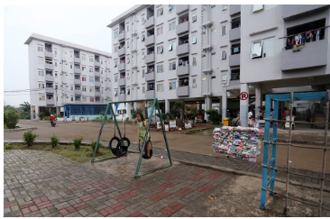 Dinas Perumahan Rakyat dan Kawasan Permukiman DKI harus memiliki harga sewa Rumah Susun (Rusun) khusus bagi para penyandang disabilitas sesuai Peraturan Daerah (Perda) Nomor 4 Tahun 2022 tentang Pelaksanaan Penghormatan, Pelindungan, dan Pemenuhan Hak Penyandang Disabilitas. Demikian ditegaskan Anggota Komisi D DPRD DKI Jakarta Neneng Hasanah. Neneng memaparkan, dalam pasal 102 ayat 1 disebutkan, Pemprov harus memberikan konsesi untuk penyandang disabilitas. Lanjut di pasal 103 ayat 1 huruf (c) konsesi yang dimaksud meliputi potongan atau pembebasan harga sewa perumahan. “Kalau belum bisa digratiskan (pembebasan harga sewa), minimal ada potongannya. Ada diskon. Pemerintah wajib memenuhi hak penyandang disabilitas sesuai Perda yang telah kita buat bersama,” ujar Neneng di gedung DPRD DKI Jakarta, Senin (3/6). Anggota Komisi D DPRD DKI Jakarta Neneng Hasanah. (dok.DDJP) Selain harga sewa, Neneng juga meminta Dinas Perumahan Rakyat dan Kawasan Permukiman DKI mengevaluasi syarat mendaftar Rusun bagi para penyandang disabilitas yang tidak bisa disamakan dengan syarat masyarakat umum. Di mana ada syarat wajib menyertakan slip gaji atau surat keterangan penghasilan bermaterai mengetahui RT/RW sesuai domisili asal, serta mendepositkan jaminan sebesar tiga kali biaya sewa bulanan. “Kita harus paham kalau disabilitas belum bisa memenuhi kriteria itu (slip gaji) untuk mereka yang tidak punya pekerjaan. Apalagi deposito, karena harusnya mereka punya harga khusus. Dinas perumahan harus merombak kriteria dan syarat yang dirasa memberatkan. Itu gampang kok, enggak lama,” ungkap Neneng. Menurut dia, syarat kategori masyarakt berpenghasilan rendah (MBR), bukti belum memiliki rumah, KTP Jakarta, surat keterangan berprilaku baik, bebas narkoba, dan surat keterangan bukti disabilitas dari tenaga kesehatan sudah cukup untuk mendapatkan hak memperoleh hunian. “Syarat terpenting hanya pembuktian surat keterangan disabilitas dari dokter. Itu menurut saya sudah cukup ya,” tutur Neneng. Selain mempermudah mendapat hunian, ia juga mendorong Dinas Perumahan Rakyat dan Kawasan Permukiman DKI menyiapkan sarana dan prasarana seperti menyediakan huruf breille pada tombol elevator dan railing di elevator. Selanjutnya, menyediakan ramp, guiding block, dan toilet khusus disabilitas. “Harus pikirkan juga sarana dan prasarananya. Mereka butuh apa harus kita penuhi. Kalau tidak, kita dzolim,” ucap Neneng. Pemenuhan kuota minimal 8 persen dari jumlah unit yang tersedia untuk penyandang disabilitas juga harus dipenuhi sesuai pasal 70 huruf (i). “Pemerintah wajib memenuhi hak penyandang disabilitas sesuai Perda yang telah kita buat bareng-bareng. Delapan persen tidak terlalu banyak lah, itu harus dipenuhi sesuai Perda kita. Kalau nanti ada rapat kerja dengan Dinas Perumahan, saya akan tanyakan progres dan kita dorong agar mereka memenuhi kuota itu secepatnya, ungkap Neneng. Sosialisasi juga tak kalah penting. Oleh karena itu, ia berharap anggota legislatif menyosialisasikan Perda Nomor 4 Tahun 2022 ino saat melaksanakan program Sosialisasi Peraturan Daerah (Sosperda). “Perda yang telah kita buat bersama harus disosialisasikan. DPRD punya program Sosperda, kita semua harus ikut andil. Eksekutif juga harus aktif, khususnya Dinas Perumahan di komisi D dan Dinas Sosial di Komisi E. Bahwa ada loh hak disabilitas di kami, agar semua tahu itu,” tandas Neneng.