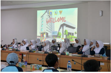 Anggota Komisi E DPRD DKI Jakarta Achmad Nawawi mengaku sangat menyesal belum bisa merealisasikan revisi Peraturan Daerah (Perda) Nomor 8 Tahun 2006 tentang Sistem Pendidikan. Ia mengaku, selama tujuh tahun sudah memperjuangkan revisi Perda itu. Namun masih berproses di tahap inventarisasi oleh Panitia Khusus (Pansus) Pendidikan DPRD DKI Jakarta. “Perda Pendidikan mesti diselesaikan seharusnya, sudah tujuh tahun saya perjuangkan. Terakhir dibahas di Pansus Pendidikan,” ujar Nawawi di gedung DPRD DKI Jakarta, Kamis (6/6). Anggota Komisi E DPRD DKI Jakarta Achmad Nawawi. (dok.DDJP) Padahal, sambung dia, berharap Jakarta bisa memiliki sekolah unggul untuk mencetak sumber daya manusia (SDM) berkualitas yang berasal dari masyarakat prasejahtera, khususnya pada jenjang sekolah menengah atas (SMA). Nawawi mengaku, tertarik mengadopsi program sekolah gratis yang dikhususkan untuk masyarakat prasejahtera seperti yang telah diterapkan oleh SMA di Palembang Sumatera Selatan. Tujuannya, mempersiapkan anak didik untuk memasuki jenjang perguruan tinggi negeri ternama. “Banyak anak tukang gado-gado, tukang ojek, tukang sayur itu sulit mendapat sekolah negeri karena berbagai alasan. Sedangkan sekolah swasta apa-apa harus bayar,” ucap Nawawi. Ia menegaskan, sangat memperjuangkan program sekolah unggul khusus masyarakat prasejahtera. Sebab banyak keluhan dari konstituen tentang sulitnya mendapat sekolah dan mahalnya biaya pendidikan di sekolah swasta. Sedangkan pendidikan merupakan ujung tombak kehidupan. Di mana status pendidikan sebagai syarat utama mencari pekerjaan di Jakarta. “Akhirnya mereka bisa saja masuk tapi saat lulus, ijazahnya tertahan. Ini masalah juga buat kita. Setiap tahun persoalan tebus ijazah menjadi PR kita. Makanya Jakarta harus punya sekolah unggul khusus orang miskin,” ungkap Nawawi. Tak sampai situ, peserta didik sekolah unggul prasejahtera mendapat fasilitas dan pendidikan terbaik hingga lulus 100 persen dan dapat melanjutkan ke Perguruan Tinggi Negeri (PTN) ataupun Perguruan Tinggi Luar Negeri tanpa biaya (beasiswa). “Sekolah yang isinya orang-orang berpenghasilan rendah kemudian dijamin 3 tahun itu lulus 100 persen dan masuk perguruan tinggi dengan beasiswa,” tandas Nawawi. Karena itu, ia berharap kepada anggota legislatif terpilih periode Tahun 2024-2029 untuk lanjut memperjuangkan revisi Perda Pendidikan. Sehingga hak seluruh anak Jakarta mendapat pendidikan terpenuhi.