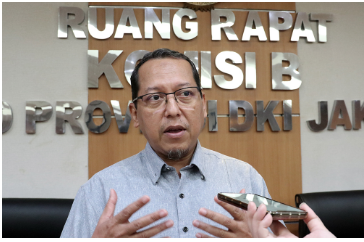 Parkir liar kian menjamur di Jakarta. Untuk mengatasi permasalahan itu, perlu regulasi yang lengkap. Artinya, regulasi tidak hanya berhenti pada tindak penertiban terhadap juru parkir (Jukir) liar. Ketua Komisi B DPRD DKI Jakarta Ismail meminta Pemprov menyiapkan regulasi untuk menuntaskan permasalahan tersebut. Sehingga, penertiban parkir liar tidak hanya bersifat sementara. “Jadi harus lengkap bukan semacam tindakan penertiban sesaat,” ujar Ismail saat dihubungi, Jumat (7/6). Ia mengatakan, Dinas Perhubungan (Dishub) DKI Jakarta harus mulai mengkaji potensi penarikan retribusi dari lahan parkir. Termasuk lahan parkir di pertokoan, pusat perbelanjaan, dan pusat kuliner di Jakarta. Penertiban lahan parkir, harap dia, bisa meningkatkan pendapatan asli daerah (PAD). “Namun sekali lagi ini harus dikaji dengan seksama oleh Dishub dari aspek legalnya, apakah memungkin itu ditetapkan sebagai area parkir resmi yang dipungut retribusi oleh Pemprov,” ungkap Ismail. Menurut dia, kajian tersebut terdiri dari penentuan luas area lahan parkir yang dapat dikategorikan sebagai parkir resmi serta penempatan mesin parkir elektronik untuk parkir di badan jalan (on street parking). “Memungkinkan atau tidaknya itu perlu ada kajian pada batasan atau luas area yang memang layak untuk kategori dipungut parkir resmi atau tidak,” kata Ismail. Selain penertiban lahan parkir liar, sambung dia, sangat penting mengkaji upaya pemberdayaan Jukir liar. Supaya para pelaku yang kini menjalani praktik ilegal itu menyandang status resmi. Dengan cara perekrutan secara resmi, maka Jukir akan menggunakan seragam, rompi, topi, membawa surat tugas, karcis resmi, dan kartu tanda pengenal. “Untuk memberdayakan juru parkir liar, apakah memungkinkan direkrut menjadi juru parkir yang legal sebagaimana kita lihat di parkir on the street,” ucap Ismail. Ia berharap, langkah-langkah itu bisa menjadi upaya Dinas Perhubungan DKI Jakarta untuk penertiban parkir liar dan juru parkir tak resmi yang selama ini meresahkan warga. “Intinya, pertama adalah kita mengatasi keresahan masyarakat atas pungutan yang dianggap liar yang tadi,” tandas Ismail. Diketahui penyelenggara parkir yang memiliki lebih dari lima satuan ruang parkir atau luas area lebih dari 125 meter persegi, wajib memiliki izin dari gubernur. Izin tersebut terdiri dari izin penyelenggaraan parkir dengan memungut biaya parkir dan izin penyelenggaraan parkir tidak memungut biaya parkir. Hal itu tertuang dalam Pasal 21 Peraturan Daerah Nomor 5 Tahun 2012 tentang Perparkiran dan Pasal 12 Peraturan Gubernur Nomor 102 Tahun 2013 tentang Penyediaan dan Penyelenggaraan Fasilitas Parkir di Luar Ruang Milik Jalan.