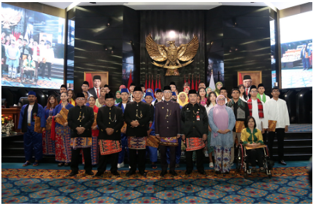 DPRD Provinsi DKI Jakarta menggelar rapat paripurna untuk memperingati Hari Ulang Tahun (HUT) Ke-497 Kota Jakarta. Dipimpin Ketua DPRD DKI Jakarta Prasetyo Edi Marsudi dan didampingi Wakil Ketua DPRD Rany Mauliani, Khoirudin, serta Misan Samsuri. Hadir juga dalam rapat paripurna, Penjabat (Pj) Gubernur DKI Jakarta Heru Budi Hartono beserta jajaran, Kepala Badan Strategi Kebijakan Dalam Negeri Kemendagri Yusharto Huntoyungo, serta mantan Gubernur DKI Jakarta periode 1997-2007 Sutiyoso. Pras sapaan akrabnya mengaku terkesan pada perkembangan Jakarta yang kian pesat dari tahun ke tahun. “Dalam usia ke-497 ini kita melihat banyak pencapaian yang telah diraih. Infrastruktur semakin modern, pelayanan publik yang terus meningkat dan berbagai inovasi yang menjadikan Jakarta sebagai salah satu kota yang terdepan di Asia Tenggara,” ujar Pras saat rapat Paripurna, Sabtu (22/6). Meskipun banyak aspek telah menunjukkan kemajuan dan pencapaian besar, masih ada sisa pekerjaan rumah yang harus dituntaskan dan diselesaikan. Harapan dia, kualitas hidup masyarakat Jakarta semakin baik pada saat Jakarta menjadi kota bisnis berskala global. “Namun kita tetap harus waspada dan bekerja keras untuk menghadapi berbagai tantangan yang ada seperti kemacetan, banjir, dan masalah sosial lainnya,” ucap Pras. Sementara itu, Penjabat (Pj) Gubernur DKI Jakarta Heru Budi Hartono mengungkap, kesiapan Jakarta menjadi kota global. Sebagai amanat Undang-Undang Nomor 2 Tahun 2024 tentang Daerah Khusus Jakarta, kota ini sudah siap bertransformasi dari warga ibukota menjadi warga kota global. “Jakarta akan terus berupaya meningkatkan pembangunan infrastruktur, kualitas hidup warga, serta membenahi paradigma kelembagaan,” ungkap Heru. Untuk menuju kota global, Jakarta telah menyiapkan diri dengan menjaga stabilitas ekonomi, meningkatkan kualitas hidup, dan memastikan ketersediaan layanan publik yang optimal bagi warga Jakarta. Ada enam langkah yang telah dilakukan Pemprov DKI Jakarta untuk menghadapi perubahan status Jakarta. Yaitu pengendalian inflasi, penanganan stunting, penguatan Badan Usaha Milik Daerah (BUMD), peningkatan layanan publik, penanggulangan kemiskinan extrim, dan peningkatan fasilitas layanan kesehatan. Heru juga mengajak semua pihak untuk bersinergi dan menjalin hubungan baik demi menghadapi berbagai tantangan pembangunan Kota Jakarta di masa yang akan datang. “Jakarta akan terus berupaya meningkatkan pembangunan infrastruktur, kualitas hidup warga, serta membenahi paradigma kelembagaan. Dengan semangat mewujudkan ‘Sukses Jakarta untuk Indonesia’ diharapkan Jakarta dapat berdiri sejajar dan bersaing dengan kota-kota lain di dunia,” kata Heru. Ia melanjutkan, sesuai dengan amanat Undang-Undang Nomor 2 Tahun 2024 tentang Daerah Khusus Jakarta, status ibu kota akan ditinggalkan dan siap bertransformasi menjadi pusat perekonomian nasional dan kota global. Oleh karenanya, ‘Jakarta Kota Global Berjuta Pesona’ merupakan tema yang tepat untuk menunjukkan komitmen Pemprov DKI dalam mewujudkan Jakarta sebagai destinasi global yang memukau bagi investor, pelaku ekonomi, dan warga dunia. “Kita menyaksikan pencapaian pembangunan fasilitas kota, peningkatan layanan publik, serta inovasi di berbagai sektor yang merupakan hasil dari kerja keras bersama antara pemerintah dan seluruh elemen masyarakat di Jakarta. Keberhasilan ini menjadi motivasi bagi kami untuk terus menggaungkan kota ini sebagai destinasi event internasional seperti _Meetings, Incentives, Conferences and Exhibitions_ (MICE), konser musik, kegiatan olahraga, hingga festival seni dan budaya,” terang Heru. Heru menambahkan, Pemprov DKI Jakarta juga melakukan pemadanan dan pemutakhiran data bantuan sosial untuk memastikan pendistribusian yang tepat sasaran, serta mengupayakan pembangunan rumah sakit dan fasilitas kesehatan yang layak dan berkualitas bagi warga. “Semoga Allah SWT, Tuhan Yang Maha Esa, senantiasa memberikan kekuatan dan kemudahan bagi kita dalam mewujudkan Jakarta sebagai pusat perekonomian nasional dan kota global yang terus melaju dan menjadi unsur terdepan pertumbuhan Indonesia,” pungkas Heru.