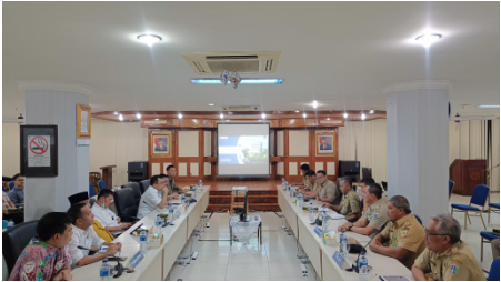 Komisi A DPRD Provinsi DKI Jakarta menyambangi kantor Dinas Kependudukan dan Catatan Sipil (Dukcapil) DKI Jakarta di Jalan Letjen S. Parman Nomor 7, Grogol, Jakarta Barat, Senin (24/6). Kunjungan itu dilakukan dalam rangka mendengar paparan Dinas Dukcapil DKI Jakarta terkait progres pelaksanaan program kerja tahun 2024. Dipimpin Ketua Komisi A DPRD DKI Jakarta Mujiyono didampingi Wakil Ketua Komisi A Inggard Joshua, serta beberapa para anggota komisi. Usai diterima Kepala Dinas Dukcapil DKI Budi Awaluddin, para pimpinan dan anggota Komisi A mendengarkan paparan dan inovasi pelayanan, capaian serta prestasi dalam pelayanan publik. Pada kesempatan yang sama, Komisi A juga mendengar paparan terkait kesiapan data pemilih menghadapi Pemilihan Kepala Daerah (Pillada) DKI Jakarta yang akan dilaksanakan pada November akhir tahun ini. Lalu juga melakukan pembahasan pendataan pemilih pemula, serta pendataan kehadiran pendatang baru pasca musim mudik lebaran kemarin.