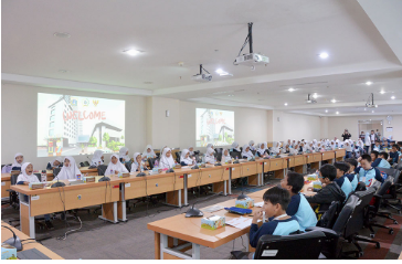 Ketua DPRD DKI Jakarta Prasetyo Edi Marsudi meminta Pemprov mematangkan persiapan sebelum kebijakan program sekolah swasta gratis diterapkan. Salah satunya menyatukan sudut pandang seluruh stakeholder dengan harapan tak ada masalah dikemudian hari akibat kebijakan yang saling berbenturan. “Saya ingatkan, sebelum ini (kebijakan sekolah gratis) diputuskan, dikonsolidasi dulu,” ujar Pras di gedung DPRD DKI Jakarta, Senin (12/8). Ketua DPRD DKI Jakarta Prasetyo Edi Marsudi. (dok.DDJP) Ia mengimbau Dinas Pendidikan agar memperketat dan mengevaluasi sekolah swasta yang tergabung dalam program sekolah gratis. Sebab, ia khawatir ada sekolah yang hanya memanfaatkan program ini, namun tidak benar-benar menyelenggarakan kegiatan belajar mengajar. “Terutama di sekolah-sekolah swasta ini jangan yang kaleng-kaleng di semua jenjangnya. Sekolah gratis ini harus benar-benar terkoordinir, terkontrol dengan baik,” tutur Pras. Di lokasi yang sama, Sekretaris Daerah DKI Jakarta Joko Agus Setyono menjelaskan, kebijakan sekolah gratis merupakan amanat Undang-Undang Pendidikan Nasional. Karenanya, Pemprov telah melakukan pembahasan secara mendalam. “Untuk sekolah-sekolah swasta yang atas-atas (grade A) itu tidak mendapatkan itu, karena mereka juga tidak akan mau,” kata Joko. Pemprov juga sudah mengantisipasi ekses-ekses minor yang timbul dari kebijakan sekolah gratis. Misalnya, yayasan atau lembaga yang tiba-tiba ingin mendirikan sekolah baru. “Untuk yang di bawah, (sekolah gratis) ini juga akan membuat masyarakat ingin bikin sekolah-sekolah baru. Lah, kita batasi dulu. Untuk sekolah-sekolah minimal sudah 6 tahun atau 10 tahun baru bisa mendapatkan itu,” tandas Joko.
