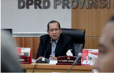 Pemberian susu gratis dari Pemerintah untuk masyarakat belum dapat diwujudkan di tahun 2024. Komisi B DPRD DKI Jakarta mendorong Satuan Kerja Perangkat Daerah (SKPD) dan Badan Usaha Milik Daerah (BUMD) bidang pangan merealisasikannya tahun 2025. Ketua Komisi B DPRD DKI Jakarta Ismail memahami hal tersebut butuh kajian yang matang dari Dinas Ketahanan Pangan Kelautan dan Pertanian (KPKP) dan BUMD bidang pangan untuk merealisasikannya. “Kita bisa memaklumi karena membutuhkan suatu kajian yang akurat,” ujar Ismail saat pembahasan Perubahan APBD Tahun 2024, Senin (12/8). “Kita tadi mendorong agar dimasukkan dalam kajiannya saat ini dengan harapan nanti bisa diusulkan anggaran penambahannya di APBD Murni tahun 2025,” tambah Ismail. Ia menjelaskan, tujuan dari menyiapkan kajian secara komprehensif sejak dini agar Dinas KPKP dan BUMD bidang pangan memiliki kesiapan yang matang. Tentunya, ketika program pemberian makanan bergizi gratis mulai diberlakukan secara nasional, khususnya program pemberian susu gratis. “Ini diperlukan akurasi yang sangat akurat kebutuhannya. Sehingga Food Station di masa waktu yang ada ini bisa melakukan persiapan, bukan sekedar anggarannya tetapi menyiapkan kebutuhan susu tersebut,” ungkap Ismail. Selain itu, ia mengimbau agar program pemberian susu gratis ini bisa mencakup seluruh anak sekolah. Bukan hanya untuk penerima manfaat Kartu Jakarta Pintar (KJP). “Silahkan nanti diformulasikan oleh PT Food Station. Artinya, ini terbuka peluang usaha dari sisi komersil dari PT Food Station. Sehingga kita bisa memberikan revenue kepada BUMD tersebut,” tandas Ismail. Menanggapi hal itu, Sekretaris Dinas KPKP DKI Jakarta Ali Surahman menjelaskan, program pemeberian susu tidak dianggarkan pada APBD Perubahan Tahun Anggaran 2024. Sebab butuh kajian khusus sebelum pelaksanaannnya. “Memang kegiatan pemeberian susu ini muncul pada saat Banggar. Memang untuk sekarang ini pemberian susu kita belum bisa memberikan pada tahun 2024,” ucap Ali. Ia memastikan, membuat kajian pada APBD murni tahun anggaran 2025 untuk melaksanakan program pemberian susu gratis. Dengan demikian, program tersebut juga akan dimasukkan sebagai pembahasan dalam Raperda tentang Penyelenggaraan Sistem Pangan. “Dengan adanya Perda itu kita akan sampaikan juga bahwa nanti Kartu Anak Jakarta (KAJ) untuk mendapatkan susu,” tutur dia. “Karena selama ini yang baru menerima itu hanya KJP. Namun kita akan membuat kajian sebelum melaksanakan kegiatan,” pungkas Ali.