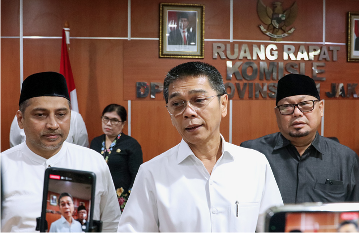 Komisi E DPRD DKI Jakarta bersama Dinas Pendidikan menandatangani kesepakatan kerja sama atau memorandum of understanding (MoU) sekolah swasta gratis mulai 2025, di gedung DPRD DKI Jakarta, Jumat (23/8). Ketua Komisi E DPRD DKI Jakarta Iman Satria mengatakan, MoU merupakan tahap awal sebagai landasan hukum perjanjian kedua belah pihak untuk merealisasikan sekolah swasta gratis di Jakarta. Meski demikian, Iman mengakui, kesepakatan tersebut belum sempurna. Namun setidaknya Komisi E dan Dinas Pendidikan telah turun langsung untuk berkomitmen. “Kita akan laksanakan ini di tahun 2025. Perbaikan-perbaikan akan terus kita lakukan, tahapan-tahapan juga sudah kita siapkan. Misalnya apa yang akan dikerjakan oleh Bapemperda nanti,” ujar Iman. Ketua Komisi E DPRD DKI Jakarta Iman Satria (tengah). (dok.DDJP) Melalui program tersebut, harap dia, dapat menyelesaikan segudang masalah yang ada di sektor pendidikan. Termasuk memperluas akses anak untuk bersekolah. Sehingga tidak ada lagi anak putus sekolah karena faktor biaya. “InsyaAllah nanti di 2025 tidak ada lagi anak Jakarta yang teriak tidak bisa masuk sekolah. Ini adalah awal,” tandas dia. “Nanti akan dilanjutkan oleh Komisi E yang baru untuk meneruskan hal-hal yang diperlukan, yang terpenting kita sudah sama-sama sepakat akan dijalankan tahun 2025 ini,” tambah Iman. Nantinya saat program sekolah swasta gratis diterapkan, sambung dia, maka bantuan sosial berupa Kartu Jakarta Pintar (KJP) akan dihapus dan anggarannya dialihkan ke sekolah swasta. “KJP sudah tidak ada lagi. Nanti anggarannya dialihkan ke sekolah gratis. Itu hitung-hitungannya di angka Rp2,3 triliun itu sudah cukup,” tegas dia. “Sementara KJP itu biayanya Rp2,8 triliun. Masih ada Rp500 miliar, mungkin akan kita berikan untuk seragam anak-anak dan lain-lain,” beber Iman. Setelah dilakukan perhitungan merinci, anggaran Rp2,3 triliun itu mampu mengcover sebanyak 238 ribu siswa sekolah swasta di Jakarta. Oleh karena itu, kebijakan sekolah gratis merupakan terobosan sekaligus legacy Komisi E DPRD DKI Jakarta periode 2019-2024. “Biaya itu untuk mengcover 238 ribu lebih yang ada di sekolah swasta mulai dari SD, SMP, SMA, SMK. InsyaAllah ini berkah. Hari terakhir kami di DPRD, ini legacy untuk seluruh warga DKI,” ungkap Iman. Di lokasi yang sama, pelaksana tugas (Plt) Kepala Dinas Pendidikan DKI Jakarta Budi Awaluddin mengaku telah menyiapkan kajian yang matang untuk merealisasikan sekolah swasta gratis. “Sekolah kita bagi dalam klaster 1,2,3 sementara klaster 4 dan 5 tidak mungkin kita berikan bantuan sekolah gratis karena mereka juga tidak menerima dana BOS. Ada 495 sekolah,” ungkap Budi. Ia mengapresiasi dukungan penuh Komisi E DPRD DKI Jakarta yang berperan besar memuluskan rencana penerapan sekolah gratis dan memiliki komitmen tinggi untuk mengurai benang kusut yang selama ini membelit pendidikan di Jakarta. “Alhamdulillah dari Komisi E mensupport semua dan mendukung kebijakan ini. Dari sisi anggaran juga cukup tersedia untuk memenuhi pembiayaan sekolah gratis. Kebijakan ini mulai berlaku bulan Juli pas tahun ajaran baru 2025,” pungkas Budi.