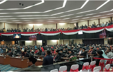 Pelantikan Anggota DPRD DKI Jakarta periode 2024-2029 berlangsung di gedung DPRD DKI Jakarta, Jalan Kebon Sirih No. 18, Menteng, Jakarta Pusat, Senin (26/8). Sebanyak 106 anggota DPRD DKI Jakarta terpilih melalui Pemilu Legislatif 2024 itu hadir diiringi para konstituennya. Jelang acara pelantikan pun terlihat meriah. Lantunan irama dari para pemain marawis dan grup tanjidor menyambut kedatangan para anggota dewan baru. Berbagai warna menghiasi bagian luar dan lobi Gedung DPRD DKI Jakarta. Para jurnalis yang meliput kegiatan pun terlihat antusias mengikuti jalannya pelantikan. Kedatangan para pendukung atau konstituen dari anggota dewan terpilih sudah mulai berdatangan sejak pukul 10.00 WIB. Pelantikan ini akan dilakukan dalam rapat paripurna DPRD DKI Jakarta dengan agenda Pengucapan Sumpah dan Janji Anggota DPRD Provinsi DKI Jakarta Masa Jabatan 2024-2029. Selain mengucap sumpah dan janji, rapat paripurna ini juga akan dilakukan penyerahan palu dan buku memoar kepada pimpinan sementara.
