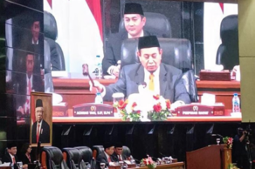 Ketua Sementara DPRD DKI Jakarta Achmad Yani mengatakan, dalam waktu dekat segera menyusun alat kelengkapan dewan (AKD) periode 2024-2029. Hal itu sesuai amanat Peraturan Pemerintah (PP) Nomor 12 Tahun 2018 tentang Pedoman Penyusunan Tata Tertib DPRD Provinsi, Kabupaten, dan Kota. Ia menargetkan, pembentukan AKD akan selesai paling tidak satu hingga dua bulan ke depan. Sehingga DPRD dapat segera melaksanakan rapat kerja. Ketua Sementara DPRD DKI Jakarta Achmad Yani. (dok.DDJP) “Kita berharap agar kegiatan kami yang lakukan ini ke depan bisa cepat. Mungkin sekitar satu sampai dua bulan,” ujar Yani di gedung DPRD DKI Jakarta, Senin (26/8). Nantinya, ungkap dia, seluruh anggota dewan yang tergabung dalam AKD memiliki kedudukan yang setara dalam kemitraan. Yakni membuat kebijakan daerah dan melaksanakan kewenangan otonomi daerah. “Kita akan mempersiapkan rapat-rapat untuk penyelesaian tata tertib untuk DPRD Provinsi DKI Jakarta,” ujar dia. Achmad Yani menambahkan, fungsi DPRD sebagai pengawas tidak pernah berhenti. Pimpinan dan anggota DPRD DKI Jakarta periode 2024-2029 akan mengawal dan mengawasi seluruh kegiatan Pemprov DKI Jakarta. “Tugas kami ada pengawasan, tugas melayani publik semuanya, apalagi yang diinginkan adalah memperhatikan kesejahteraan masyarakat,” ungkap Yani. Sebelumnya, sebanyak 106 anggota DPRD DKI Jakarta periode 2024-2029 yang terpilih melalui hasil Pemilu 2024 resmi dilantik. Usai pelantikan, Anggota Fraksi PKS Achmad Yani dan Anggota Fraksi PDI Perjuangan Jhonny Simanjuntak terpilih menjadi pimpinan sementara DPRD DKI Jakarta. Pembentukan pimpinan sementara sesuai ketentuan dalam Pasal 112 ayat 1 dan ayat 2 Undang-Undang Nomor 23 tahun 2014 tentang Pemerintahan Daerah dan Pasal 34 ayat 2 Peraturan Pemerintah Nomor 12 Tahun 2018 tentang Pedoman Penyusunan Tata Tertib DPRD Provinsi, Kabupaten dan Kota. Saat pimpinan DPRD provinsi belum terbentuk, DPRD provinsi dipimpin oleh pimpinan sementara dengan komposisi satu orang ketua dan satu orang wakil ketua yang berasal dari dua partai politik yang peroleh kursi terbanyak pertama dan kedua.