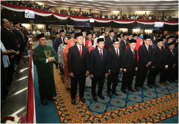 Sebanyak 106 Anggota DPRD DKI Jakarta terpilih periode 2024-2029 melaksanakan sumpah janji jabatan. Prosesi tersebut dipimpin langsung Wakil Ketua Pengadilan Tinggi DKI Jakarta Artha Theresia di gedung DPRD DKI Jakarta, Senin (26/8). Pelantikan Anggota DPRD tersebut dilaksanakan berdasarkan Keputusan Menteri Dalam Negeri Nomor 100.2.1.4-3395 Tahun 2024 Tanggal 23 Agustus 2024 tentang Peresmian Pengangkatan Anggota DPRD Provinsi DKI Jakarta Masa Jabatan Tahun 2024-2029. “Saya ingin bertanya apakah saudara bersedia untuk mengucapkan sumpah atau janji sebagai anggota DPRD Provinsi Daerah Khusus Ibukota Jakarta masa jabatan 2024-2029?,” tanya Theresia sebelum memandu pengucapan sumpah janji. “Bersedia,” jawab seluruh anggota yang akan dilantik. Ia mengingatkan bahwa sumpah atau janji yang akan diucapkan mengandung tanggung jawab terhadap bangsa dan Negara Kesatuan Republik Indonesia (NKRI). “Sumpah atau janji ini selain disaksikan oleh diri sendiri dan oleh semua yang hadir di sini, bahwa disaksikan oleh Tuhan Yang Maha Esa,” ungkap Theresia. “Demi Allah saya bersumpah. Demi Tuhan saya berjanji. Demi Sanghyang Adhi Budha saya bersumpah. Bahwa saya akan memenuhi kewajiban sebagai anggota DPRD Provinsi Daerah Khusus Ibukota Jakarta dengan sebaik-baiknya dan seadil-adilnya sesuai dengan ketentuan peraturan perundang-undangan dengan berpedoman pada Pancasila dan UUD 1945,” ucap 106 anggota. “Bahwa saya dalam menjalankan kewajiban akan bekerja dengan sungguh-sungguh demi tegaknya demokrasi serta mengutamakan kepentingan bangsa dan negara daripada kepentingan pribadi, seseorang atau golongan. Bahwa saya akan memperjuangkan aspirasi rakyat yang saya wakili untuk mewujudkan tujuan nasional demi kepentingan Bangsa dan Negara Kesatuan RI,” lanjut seluruhnya. Usai pengucapan sumpah dan janji, seluruhnya mendapat lencana (pin) sebagai tanda sah menjadi anggota DPRD DKI Jakarta sisa masa jabatan 2024-2029. Perlu diketahui sebanyak 106 jajaran Anggota Dewan Perwakilan Rakyat Daerah (DPRD) DKI Jakarta terpilih periode 2024-2029 yang terbagi dari 10 Daerah Pemilihan (Dapil) dan terdiri dari 11 fraksi yang diantaranya yaitu: Fraksi PKS DPRD DKI Jakarta memperoleh sebanyak 18 kursi suara yang terdiri dari Muhhamad Hasan Abdilah dari Dapil 1, Ismail Dapil 1, Suhud Alynudin Dapil 2, Muhammad Subki Dapil 3, Muhammad Taufik Zoelkifli Dapil 4, Ghozi Zulazmi Dapil 4, Abdurrahman Suhaimi Dapil 5, Nasdiyanto Dapil 5, Muhammad Thamrin Dapil 6, dan Muhammad Alfatih Dapil 6. Kemudian Khoirudin Dapil 7, Zahrina Nurbaiti Dapil 7, Nabilah Aboe Bakar Alhabsy Dapil 8, Achmad Yani Dapil 8, Ade Suherman Dapil 8, Sholikhah Dapil 9, Abdul Aziz Dapil 10, dan Inad Luciawaty Dapil 10. Fraksi PDI Perjuangan DPRD DKI Jakarta memperoleh sebanyak 15 kursi suara yang diantaranya yakni, Wa Ode Herlina Dapil 1, Agustina Hermanto Dapil 2, Jhonny Simanjuntak Dapil 2, Ida Mahmudah Dapil 3, Brando Susanto Dapil 3, Dwi Rio Sambodo Dapil 4, Pantas Nainggolan Dapil 5, Manuara Siahaan Dapil 6, Chicha Koeswoyo Dapil 7. Kemudian Yuke Yurike Dapil 8, Lauw Siegvrieda Dapil 9, Hilda Kusuma Dewi Dapil 9, Ima Mahdiah Dapil 10, dan Hardiyanto Keneth Dapil 10. Fraksi Partai Gerindra DPRD DKI Jakarta memperoleh 14 kursi suara yang diantaranya yakni, Nicbatillah Dapil 1, Dian Pratama Dapil 1, Anggi Arando Siregar Dapil 2, Alief Bintang Haryadi Dapil 3, Adnan Taufiq Dapil 4, dan Ali Hakim Lubis Dapil 5. Kemudian Ryan Kurnia Ar Rahman Dapil 6, Setyoko Dapil 7, Wahyu Dewnto Dapil 8, Nurhasan Dapil 8, Inggard Joshua Dapil 9, Rany Mauliani Dapil 9, Yudha Permana Dapil 10, Jamilah Abdul Gani Dapil 10. Selanjutnya Fraksi Partai NasDem DPRD DKI Jakarta memperoleh sebanyak 10 kursi suara yang diantaranya yakni, Riano P. Ahmad Dapil 1, Muhammad Idris Dapil 2, Imamuddin Dapil 3, Mohammad Ongen Sangaji Dapil 4, Fatimah Tania Nadira Alatas Dapil 5, Raden Gusti Arief Yuliard Dapil 6, Wibi Andrino Dapil 7, Nova Harivan Paloh Dapil 8, Gias Kumari Putra Dapil 8, dan Jupiter Dapil 10. Kemudian Fraksi Partai Golkar DPRD DKI Jakarta memperoleh sebanyak 10 kursi suara yang diantaranya yakni, Basri Baco Dapil 1, Dimaz Raditya Dapil 2, Ramly Hi Muhamad Dapil 2, Judistira Hermawan Dapil 4, Alia Noorayu Laksono Dapil 5, Sardy Wahab Sadri Dapil 6, Dadiyono Dapil 7, Farah Savira Dapil 8, Andri Santosa Dapil 9, dan Syafi Fabio Djohan Dapil 10. Fraksi PKB DPRD DKI Jakarta memperoleh sebanyak 10 kursi suara yang diantaranya yakni, Hery Kustanto Dapil 1, Hengky Wijaya Dapil 3, Tri Waluyo Dapil 3, Muhammad Lefly Dapil 4, Fuadhi Luthfi Dapil 5, Ahmad Moetaba Dapil 6, Sutikno Dapil 7, Yusuf Dapil 8, Ahmad Ruslan Dapil 9, dan Uwais El Qoroni Dapil 10. Selanjutnya Fraksi PAN DPRD DKI Jakarta memperoleh sebanyak 10 kursi suara yang diantaranya yakni, Oman Rohman Rakinda Dapil 2, Bebizie Sri Mulyati Dapil 3, Syahroni Dapil 4, Zita Anjani Dapil 5, Bambang Kusumanto Dapil 6, Astrid Kuya Dapil 7, Habib Muhamad Bin Salim Alatas Dapil 8, Lukmanul Hakim Dapil 9, dan Husen Dapil 10. Fraksi Partai Demokrat DPRD DKI Jakarta memperoleh sebanyak 9 kursi suara yang diantaranya yakni, Desie Christhyana Sari Dapil 1, Neneng Hasanah Dapil 2, Ferrial Sofyan Dapil 4, Mujiyono Dapil 5, Misan Samsuri Dapil 6, Ali Muhammad Johan Dapil 7, Lazarus Simon Ishak Dapil 8, Nur Afni Sajim Dapil 9, dan Wita Susilowaty Dapil 10. Kemudia Fraksi PSI DPRD DKI Jakarta memperoleh sebanyak 8 kursi suara diantaranya yakni, Elva Farhi Qolbina Dapil 1, Bun Joi Phiau Dapil 3, Josephinie Simanjuntak Dapil 4, Justin Adrian Dapil 5, Francine Eustacia Dapil 7, August Hamonangan Dapil 8, William Aditya Saranan Dapil 9, Kevin Wu Dapil 10. Kemudian Frakksi PPP DPRD DKI Jakarta memperoleh satu kursi suara yakni, Matnoor Tindoan Dapil enam dan juga Fraksi PERINDO DPRD DKI Jakarta memperoleh satu kursi suara yakni Dina Masyusi Dapil sembilan.