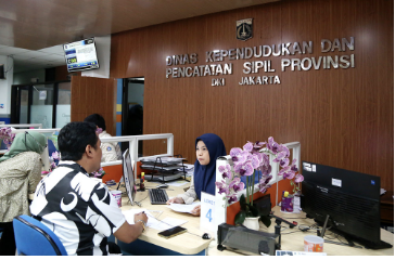 Anggota DPRD DKI Jakarta periode 2024-2029 Dwi Rio Sambodo mengemukakan, kini hampir sulit menemukan penduduk dewasa yang belum memiliki Nomor Induk Kependudukan (NIK). Karena itu, Rio mewanti-wanti agar penerbitan NIK penduduk dewasa harus penuh kehati-hatian. “Karena itu, Dinas Dukcapil harus hati-hati untuk menerbitkan NIK baru bagi orang dewasa,” ujar Rio, beberapa waktu lalu. Anggota DPRD DKI Jakarta Periode 2024-2029 Dwi Rio Sambodo. (dok.DDJP) Bukan mustahil, sambung Rio, NIK penduduk dewasa bisa dimanfaatkan oleh orang asing atau warga negara asing (WNA) untuk tujuan yang melangggar hukum. “Terlebih sebentar lagi Pilkada Serentak 2024 akan berlangsung. Ini momen politik, jangan sampai data Dukcapil dinodai oleh kepentingan orang yang tidak bertanggungjawab,” tegas Rio. Penerbitan NIK baru bagi Warga Negara Indonesia yang sudah memiliki NIK sebelumnya, sambung Rio, justru bisa menyulitkan penduduk itu sendiri. Apalagi, data kependudukan dikunci ketunggalannnya dengan biometrik sidik jari dan iris mata. “Jika ada WNI dewasa minta dibuatkan NIK baru, padahal sebelumnya sudah memiliki NIK, maka akan terjadi data ganda,” kata politisi PDI Perjuangan itu. “Data ganda tidak bisa diterbitkan E-KTP-nya. Selain itu juga akan kesulitan mengakses layanan publik, karena datanya bermasalah,” tambah dia. Karena itu, Rio mengimbau masyarakat agar tidak mem-posting E-KTP, Kartu Keluarga (KK), dan dokumen lainnya di media sosial (Medsos). Sebab, rentan disalahgunakan oleh pihak tidak bertanggung jawab. “Kehati-hatian dalam pelayanan, tentu sangat penting bagi jajaran Dinas Dukcapil. Hal ini untuk menjaga data seluruh penduduk Indonesia yang ada dalam database kependudukan nasional,” imbuh dia. Di sisi lain, Sudin Kependudukan dan Catatan Sipil (Dukcapil) Jakarta Timur telah menyelesaikan proses pembuatan E-KTP warga kategori orang dengan gangguan jiwa (ODGJ) di RW. 02 Kelurahan Cilangkap, Cipayung, yang alami gangguan jiwa. Kasatpel Dukcapil Kelurahan Cilangkap Audia Rininda mengatakan, proses perekaman hingga pencetakan E-KTP warganya ini memakan waktu dua hari. Perekaman dimulai Rabu (15/5) hingga selesai pencetakan pada Jumat (17/5). “Alhamdulillah proses pencetakan e KTP milik ODGJ ini cepat, karena kita sudah koordinasi dengan Kemendagri sebelumnya. Sehingga begitu kita lakukan perekaman engan jemput bola, data dikirim dan cepat diproses di Kemendagri,” beber Audi, Sabtu (18/5).