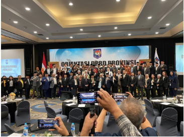 Seluruh Anggota DPRD Provinsi DKI Jakarta, Jawa Timur dan Sumatera Barat periode 2024-2029 mengikuti orientasi yang diselenggarakan Badan Pengembangan Sumber Daya Manusia (BPSDM) Kementerian Dalam Negeri (Kemendagri) di Hotel Mercure Ancol, Jakarta Utara, Selasa (3/9). Pelaksana Tugas (Plt) Sekretaris Jenderal (Sekjen) Kementerian Dalam Negeri (Kemendagri) Tomsi Tohir berharap diselenggarakannya orientasi ini dapat menambah wawasan para Anggota DPRD untuk menjalankan tugas sebagai wakil rakyat selama lima tahun ke depan. “Mudah-mudahan dalam waktu yang singkat bisa membuka wawasan dari teman-teman seluruh Anggota Dewan,” ujar Tomsi. Ia mengingatkan, penggunaan Anggaran Pendapatan dan Belanja Daerah (APBD) harus bisa dirasakan manfaatnya oleh rakyat. Oleh karena itu, baik pengelolaan pendapatan dan belanja daerah harus sesuai dengan ketentuan agar penyerapannya bisa optimal sesuai perencanaan. “Kalau penyerapan daripada anggaran rendah, berdampak pada ekonomi akan lesu,” ungkap Tomsi. Diketahui, peserta orientasi DPRD Provinsi Tahun 2024 terdiri dari DPRD DKI Jakarta sebanyak 106 Anggota, DPRD Jawa Timur sebanyak 120 Anggota dan DPRD Sumatera Barat sebanyak 65 Anggota. Seluruh peserta orientasi pada hari ini akan dibekali beberapa materi oleh Narasumber. Diantaranya tentang Wawasan Kebangsaan yang dilandasi Pancasila, UUD 1945, Bhinneka Tunggal Ika dan NKRI, Sistem Pemerintahan Indonesia, Penguatan dan Penegakan Peraturan Perundang-undangan dan Lanjutan Penguatan dan Penegakan Peraturan Perundang-undangan.