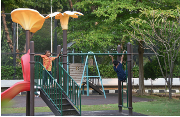 Tindak Kekerasan pada Anak dan Perempuan di Jakarta belakangan ini kian memprihatinkan. Kurun Waktu enam bulan, Januari hingga Juni 2024, tercatat 323 kasus tindak kekerasan terhadap anak dan perempuan. Guna mencegah kasus tersebut berulang, kalangan DPRD mendesak agar Pemprov Daerah Khusus Jakarta (DKJ) membuka pos pengaduan di setiap Rukun Warga (RW) dan Rukun Tetangga (RT) di lima wilayah kota. “Data yang kami peroleh dari Dinas Pemberdayaan, Perlindungan Anak dan Pengendalian Penduduk (PPAPP) Daerah Khusus Jakarta (DKJ), dalam kurun waktu enam bulan tercatat sebanyak 323 kasus,” ujar Anggota DPRD DKI Jakarta Periode 2024-2029 Sholikhah, Rabu (28/8). Anggota DPRD DKI Jakarta Periode 2024-2029 Sholikhah. (dok.DDJP) Solikhah menegaskan, kasus-kasus tersebut perlu penanganan yang sangat serius. Karena itu, ia mendorong Pemprov DKJ memprioritaskan penyusunan Raperda PPK padda 2025. “Raperda tersebut penting untuk segera dijadikan payung hukum, mengingat masih tingginya angka tindak kekerasan dalam rumah tangga (KDRT), khususnya yang menimpa anak-anak dan perempuan di Jakarta,” tutur dia. Pemprov DKJ melalui Dinas Pemberdayaan Perlindungan Anak dan Pengendalian Penduduk (PPAPP), sambung Sholikhah, seharusnya menjalankan peran utama untuk memberikan solusi preventif kepada masyarakat. Seperti sosialisasi tentang keluarga hingga melindungi dan memberikan solusi dari hulu. Bukan saja dengan kuratif tetapi juga harus preventif. Gencarkan Program Sholikhah juga mengimbau Dinas PPAPP agar gencar program serta kegiatan yang inovatif dan preventif. Tujuannya, memberikan edukasi kepada warga Jakarta untuk menjaga keharmonisan keluarga dengan saling mencintai dan menghargai satu sama lain. ”Dengan begitu, tambah dia, dapat menjadi salah satu bentuk antisipasi atau mencegah terjadinya tindak kekerasan yang kerap dilakukan oleh orang terdekat,” tutur dia. Hal senada juga dikemukakan Anggota DPRD DKI Jakarta Periode 2024-2029 Ima Mahdiah. Politisi PDI Perjuangan itu meminta agar Dinas PPAPP DKJ gencar mensosialisasikan kesetaraan gender kepada masyarakat untuk mencegah kasus kekerasan pada anak dan perempuan. Anggota DPRD DKI Jakarta Periode 2024-2029 Ima Mahdiah. (dok.DDJP) “Kasus ini masih marak terjadi, Salah satunya didasari oleh masalah ssosial budaya patriarki. Masyarakat kita relatif belum terbangun kesetaraan gendernya, sehingga perempuan lebih banyak menjadi sasaran tindak kekerasan,” papar dia. Tujuan sosialisasi, sambung dia, untuk memberikan layanan informasi, edukasi, dan konseling dalam rangka menciptakan keluarga yang harmonis, sehat, dan sejahtera. “Sehingga masyarakat semangat membangun pencegahan terjadinya kekeraan terhadap perempuan dan anak,” imbuh Ima. “Agar masyarakat lebih berhati-hati. Semua harus dijelaskan. Modusnya apa. Siapa yang banyak melakukan. Apakah keluarga atau di luar keluarga,” tambah dia. Yang tak kalah penting, lanjut Ima, menanamkan pola pikir kepada anak-anak. Khususnya korban kekerasan agar tidak takut melaporkan peristiwa yang dialaminya. Apalagi pelakunya adalah orang terdekat.