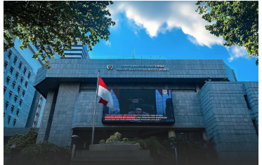 Anggota DPRD DKI Jakarta Ismail menyoroti pentingnya payung hukum terkait fungsi pengawasan terhadap eksekutif. Pasalnya, pengelolaan keuangan hingga kini masih lemah. Menurut dia, sebaiknya dibuat sebuah regulasi secara detail untuk melakukan fungsi pengawasan. Sejauh ini, legislatif tidak memiliki kapasitas lebih dalam mengawasi eksekutif. “Ke depan ini bisa lebih detail dan berbasis payung hukum yang jelas dalam melakukan fungsi pengawasan,” ujar Ismail di Hotel Mercure, Ancol, Jakarta Utara, Rabu (4/9). Anggota DPRD DKI Jakarta Periode 2024-2029 Ismail. (dok.DDJP) Dengan demikian, sambung Ismail, payung hukum akan bisa memberikan jaminan untuk pengawasan secara bersama-sama terhadap mitra kerja dari masing-masing komisi di DPRD DKI Jakarta. Selanjutnya, DPRD dapat mengevaluasi terhadap kinerja operasional dan penyerapan anggaran. “Sehingga nanti kita bisa menemukan dan bisa mengawasi sejauh mana mereka mengeksekusi dari sesuatu yang telah direncanakan dan disahkan bersama,” jelas Ismail. Meskipun, Ismail cukup mengapresiasi kehadiran dua institusi dengan fungsi pengawasan, yakni Inspektorat DKI Jakarta dan Badan Pemeriksaan Keuangan (BPK). Sebab ketika rapat kerja yang bersifat evaluasi, pihaknya senantiasa mempertanyakan tindak lanjut laporan hasil BPK. “Karena ini penting, karena kita mengakui ruang lembaga tersebut lebih terpercaya dalam melakukan fungsi pengawasan,” tukas Ismail.