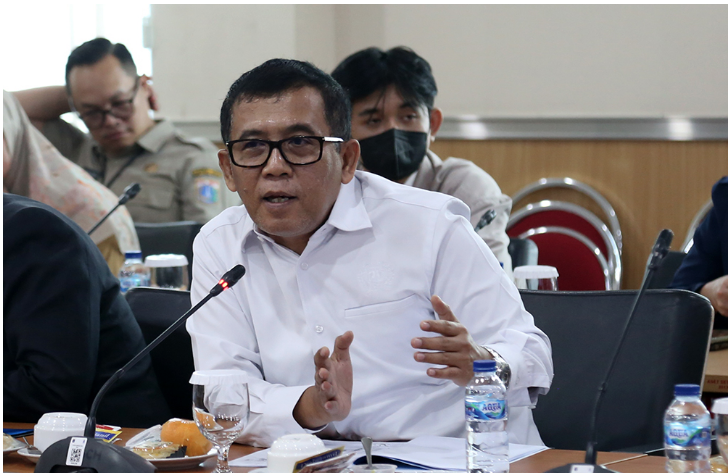 Anggota DPRD DKI Jakarta periode 2024-2029 Mujiyono menyatakan, kesiapannya untuk merealisasikan rencana pemekaran Kelurahan Kapuk, Kecamatan Cengkareng, Jakarta Barat. Pasalnya, realisasi pemekaran wilayah itu belum tuntas dilaksanakan pada periode 2019-2024. Menurut dia, Pemprov DKI perlu segera merealisasikan pemekaran agar tidak terjadi kemunduruan pelayanan akibat banyaknya jumlah penduduk. Anggota DPRD DKI Jakarta Periode 2024-2029 Mujiyono. (dok.DDJP) Berdasarkan data, Kelurahan Kapuk memiliki penduduk sebanyak 175 ribu jiwa. “Pemekaran ini harus dikawal,” ujar Mujiyono saat ditemui di gedung DPRD DKI Jakarta, Selasa (10/9). “Beberapa target kami yang salah satunya itu adalah pemekaran kelurahan yang sudah over penduduk itu harus segera dilakukan,” tambah dia. Sebelumnya, Anggota DPRD DKI Jakarta Inggard Joshua menjelaskan, Komisi A telah berpartisipasi membuat kajian pemekaran wilayah bersama Pemprov DKI. Ia berharap pemekaran ini segera direalisasikan pada periode ini. “Di Kelurahan saya saja masyarakatnya berjumlah 35 ribu, bisa dibayangin 175 ribu itu dikelola satu kelurahan,” beber Inggard. Anggota DPRD DKI Jakarta Periode 2024-2029 Inggard Jhosua. (dok.DDJP) “Ini mohon percepatan supaya bisa berjalan dengan baik,” imbuh Inggar, wakil komisi A DPRD DKI Jakarta Periode 2019-2024. Menurut dia, sudah selayaknya pemekaran ini dilaksanakan. Mengingat, Kelurahan Kapuk memiliki luas 562,6 hektare dengan penduduk 175 jiwa atau 55.258 kepala keluarga. Bila mengacu pada Keputusan Gubernur (Kepgub) Nomor 3 Tahun 2004 tentang Pedoman Pembentukan Pemekaran, Penghapusan dan Pengganbungan Wilayah Kotamadya/Kabupaten Administrasi, Kecamatan dan Kelurahan di Provinsi Daerah Khusus Ibukota Jakarta menjelaskan bahwa maksinal jumlah penduduk di suatu kelurahan dapat dimekarkan adalah sebanyak 40.000 jiwa.