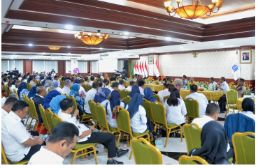 Anggota DPRD DKI Jakarta Hj. Nabilah Aboe Bakar Alhabsyi, MSi, mendorong sinergi berkelanjutan antara eksekutif dan legislatif dalam bekerja. Sinergitas berkelanjutan itu akan memberi manfaat yang besar bagi masyarakat Jakarta di kemudian hari. Pernyataan itu dia sampaikan usai mengikuti kegiatan silaturahmi antara Pemkot Jakarta Selatan bersama anggota DPRD DKI Jakarta daerah pemilihan (Dapil) 7 dan 8 Jakarta Selatan. Acara bertajuk Coffee Morning itu diinisiasi Walikota Jakarta Selatan Munjirin. Nabilah mengaku bahagia dengan adanya acara tersebut. “Ini progres yang luar biasa dari walikota Jakarta Selatan karena ini pertemuan perdana se-DKI Jakarta. Jakarta Selatan menjadi pelopor. Ini menunjukkan Jaksel layak menjadi contoh bagi seluruh walikota lain,” ujar Nabilah, Rabu (11/9). Anggota DPRD DKI Jakarta Hj. Nabilah Aboe Bakar Alhabsyi, MSi (tengah). (DDJP/rei) Nabilah mengatakan, suasana keakraban yang dibangun oleh Pemkot Jakarta Selatan sekaligus menunjukkan pada masyarakat bahwa para pemimpin di Jakarta saling bergandengan tangan. Hal itu penting dilakukan agar masyarakat merasakan kemanfaatannya. “Kalau kita semua akrab, eksekutif dan legislatif saling menjaga silaturahmi maka dampaknya akan dirasakan oleh masyarakat Jakarta karena punya pemimpin yang bersinergi dengan baik,” tutur dia. Pada pertemuan perdana itu, suasananya dibangun lebih santai. Nabilah berharap, pertemuan serupa kembali diselenggarakan pada waktu-waktu yang akan datang. “Nah, di pertemuan-pertemuan berikutnya bisa lebih serius dan lebih substansial, jadi tempat kita mendorong aspirasi apa saja yang paling dibutuhkan masyarakat. Agar manfaatnya lebih terasa dan lebih cepat ditangani,” kata dia. Pada pertemuan itu, Walikota Jakarta Selatan Munjirin mengenalkan satu persatu para pejabat di lingkungan Pemkot Jakarta Selatan. Mulai wakil walikota, sekretaris kota, kepala Badan, kepala suku dinas, kepala UPT, camat, lurah hingga dewan kota. “Saya bahagia sekali bisa lebih mengenal pribadi-pribadi mereka lebih dekat lagi sehingga ke depannya akan tercipta sinergitas yang baik, kolaborasi yang semakin baik lagi,” tambah Nabilah. Sementara itu, Walikota Jakarta Selatan Munjirin memastikan akan menjadwalkan pertemuan berkelanjutan dengan anggota DPRD DKI Jakarta Dapil Jakarta Selatan. Hal itu dilakukan untuk saling bertukar pikiran mencari solusi atas masalah yang ada di wilayah Jakarta Selatan. “Nanti akan kita programkan pertemuan selanjutnya apakah per dua bulan sekali atau per tiga bulan sekali. Nanti lokasinya juga akan pindah-pindah di tempat yang terbuka tidak hanya di kantor walikota,” kata dia.