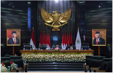 DPRD DKI Jakarta segera menetapkan pimpinan definitif periode 2024-2029. Rencananya, pengumuman nama ketua dan para wakil ketua DPRD DKI Jakarta akan dilaksanakan pada rapat paripurna yang akan diselenggarakan pada 17 September 2024. Ketua Sementara DPRD DKI Jakarta Achmad Yani mengatakan, telah mengajukan surat ke masing-masing fraksi DPRD DKI Jakarta untuk segera mempersiapkan nama calon pimpinan. “Untuk ketua dan wakil ketua, kita sudah sampaikan ke masing-masing partai untuk mengajukan calon-calon pimpinan,” ujar dia di gedung DPRD DKI Jakarta, Rabu (11/9). Ketua Sementara DPRD DKI Jakarta Achmad Yani. (DDJP/pun) Selain itu, kata Achmad Yani, DPRD DKI telah menyiapkan alat kelengkapan dewan (AKD) periode 2024-2029. Hal ini sesuai amanat Peraturan Pemerintah (PP) Nomor 12 Tahun 2018 tentang Pedoman Penyusunan Tata Tertib DPRD Provinsi, Kabupaten dan Kota. Hal tersebut dilakukan agar DPRD DKI Jakarta dapat segera menggelar rapat kerja baik di komisi ataupun badan bisa segera terlaksana. “Kami dari pimpinan sementara memang berharap agar DPRD DKI bisa berjalan dengan baik. Kami menyiapkan pembentukan fraksi, AKD, dan membahas tata tertib,” ujar Achmad Yani. Nantinya, nama ketua dan wakil ketua DPRD DKI Jakarta periode 2024-2029 akan diserahkan kepada Kementerian Menteri Dalam Negeri (Kemendagri). “Setalah nama-nama itu masuk, kita akan rapat paripurna. Hasil rapat paripurna kita akan umumkan ke Kemendagri,” ungkap Achmad Yani. Sebelumnya, Anggota Fraksi Partai Keadilan Sejahtera (PKS) Achmad Yani dan Anggota Fraksi Partai Demokrasi Indonesia (PDI) Perjuangan Jhonny Simanjuntak terpilih menjadi pimpinan sementara DPRD DKI Jakarta periode 2024-2029. Komposisi pimpinan sementara DPRD ini berasal dari dua partai politik yang memperoleh kursi terbanyak pertama dan kedua di DPRD Provinsi.