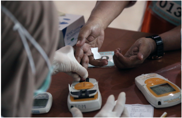 Pelayanan khusus luka bakar atau Burn Unit harus dimiliki seluruh Rumah Sakit Umum Daerah (RSUD) milik Pemprov DKI. Demikian ditegaskan Anggota DPRD DKI Jakarta Periode 2024-2029 Ghozi Zulazmi. Menurut dia, pelayanan ini diperlukan untuk menangani korban kebakaran dan musibah yang menyebabkan luka bakar. Sehingga dapat tertangani secara cepat. “Saya berharap dan mendorong setiap RSUD di Jakarta mempunyai fasilitas luka bakar agar korban tertangani dengan baik dan fast recovery,” ujar Ghozi, Kamis (12/9). Anggota DPRD DKI Jakarta Periode 2024-2029 Ghozi Sulazmi. (dok.DDJP) Unit luka bakar diperlukan, mengingat kasus kebakaran masih sering terjadi. “Saat ini banyak permukiman padat dan sektor pekerjaan yang rentan kebakaran dan mengakibatkan luka bakar yang memerlukan perawatan intensif,” tutur Ghozi. Apalagi, Jakarta digadang-gadang akan menjadi kota berskala global. Dengan demikian, pelayanan kesehatan di rumah sakit harus berstandar internasional. “Jakarta akan menjadi kota global, pelayanan rumah sakit harus standar International. Atau minimalnya layanan harus cepat, tepat, dan spesialis,” tandas Ghozi. Ia juga mengapresiasi unit luka bakar yang dimiliki RSUD Tarakan. Harapannya, RS Tarakan bisa jadi contoh bagi RSUD lainnya.