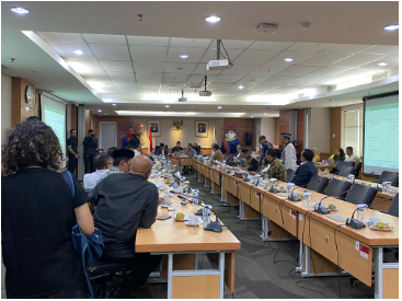 Rapim Sementara DPRD DKI Jakarta Usulkan Nama Calon Penjabat Gubernur September 13, 2024 12:50 pm DPRD DKI Jakarta kembali menggelar rapat pimpinan sementara untuk membahas dan penetapan usulan nama calon Penjabat Gubernur DKI Jakarta dari masing-masing Partai Politik di DPRD DKI Jakarta pada Jumat (13/9). Rapat dipimpin Ketua Sementara DPRD DKI Jakarta Achmad Yani dan didampingi Wakil Ketua Sementara Jhonny Simanjuntak. Turut hadir perwakilan anggota dari fraksi-fraksi DPRD DKI Jakarta dalam rapat pimpinan sementara tersebut. Nantinya, dari seluruh usulan yang diberikan oleh fraksi, akan dipilih tiga nama untuk menjadi penjabat gubernur dari DPRD DKI Jakarta . Usulan itu akan dikirim ke Kementerian Dalam Negeri (Kemendagri) selambat-lambatnya hari ini, pukul 16.00 WIB. Sebelumnya, seluruh fraksi telah diberikan waktu untuk berdiskusi dan merundingkan nama-nama yang akan diusulkan. Kegiatan rapat ini mengacu pada Surat Undangan Rapat Nomor 779/PU.06.01 yang telah ditandatangani langsung oleh Wakil Ketua Sementara DPRD Provinsi DKI Jakarta Jhonny Simanjuntak.