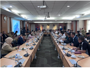 Rapat Pimpinan Sementara DPRD DKI Jakarta mempersiapkan pelaksanaan rapat paripurna penetapan pimpinan definitif, di ruang serbaguna, Selasa (17/9). Rapat itu dipimpin Ketua Sementara DPRD DKI Jakarta Achmad Yani dan didampingi Wakil Ketua Sementara Jhonny Simanjuntak dan sejumlah perwakilan dari fraksi yang ada di DPRD, serta perwakilan eksekutif. Rapim sementara hari ini akan membahas persiapan rapat paripurna dengan tiga agenda utama. Masing-masing yakni, pengumuman pimpinan DPRD DKI Jakarta masa jabatan 2024-2029, pengumuman susunan fraksi-fraksi DPRD DKI Jakarta, serta pengumuman nama-nama Tim Penyusun Peraturan Tata Tertib DPRD DKI Jakarta. Achmad Yani dalam sambutan pembukaannya mengatakan, perlunya membahas tiga agenda itu karena sudah banyak agenda rapat kerja yang harus segera dibahas. “Sesuai undangan rapat hari ini, kita akan melakukan persiapan rapat paripurna dengan tiga agenda,” pungkas Achmad Yani.